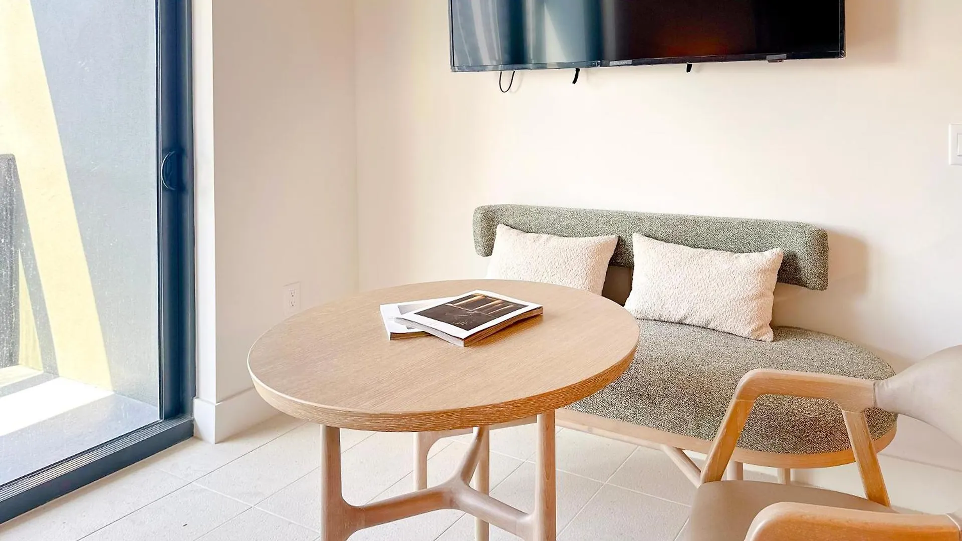 Stylish In The Heart Of Vibrant Downtown- Daily Fee And Parking Not Included
