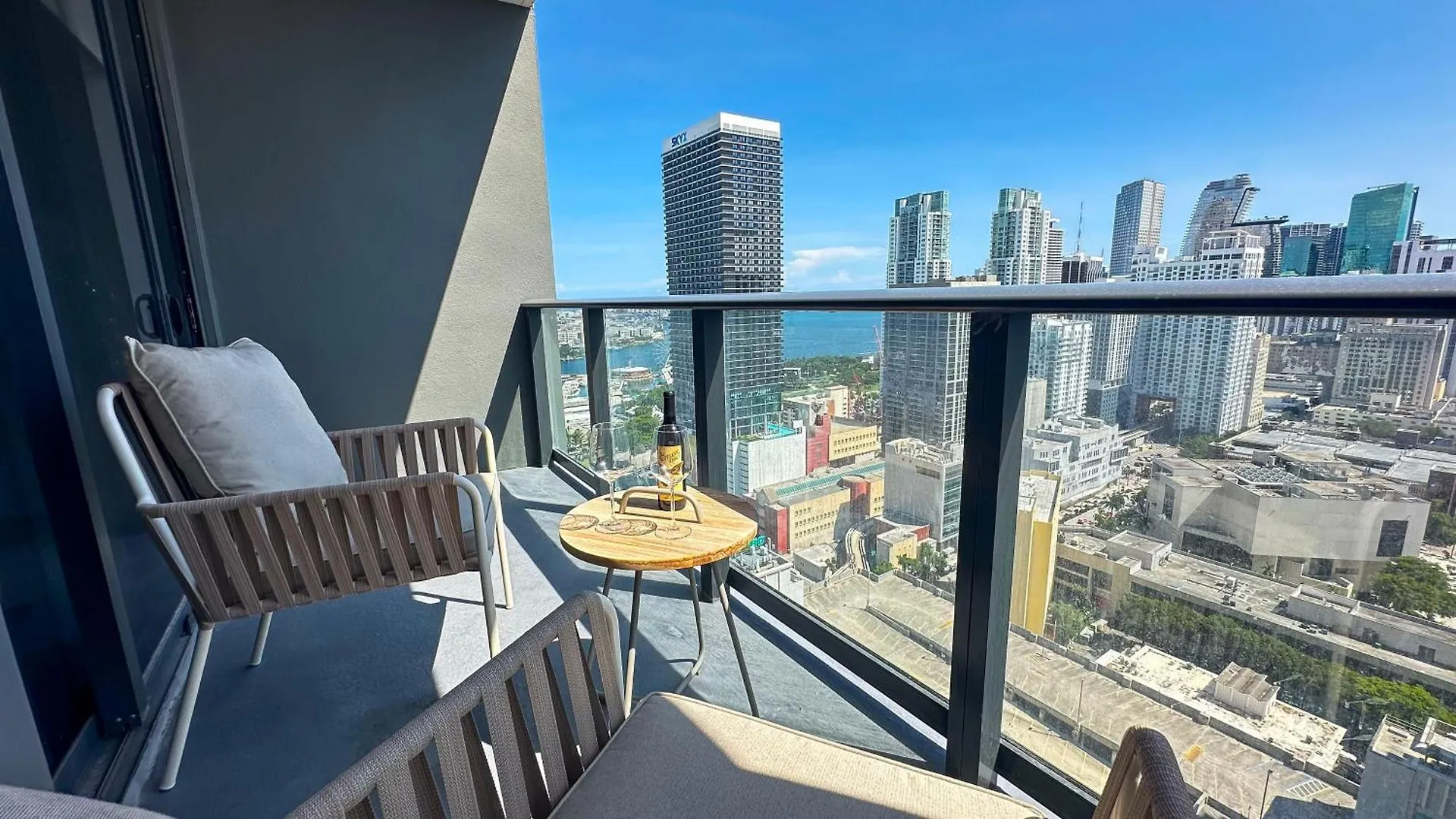 Stylish In The Heart Of Vibrant Downtown- Daily Fee And Parking Not Included Appartamento