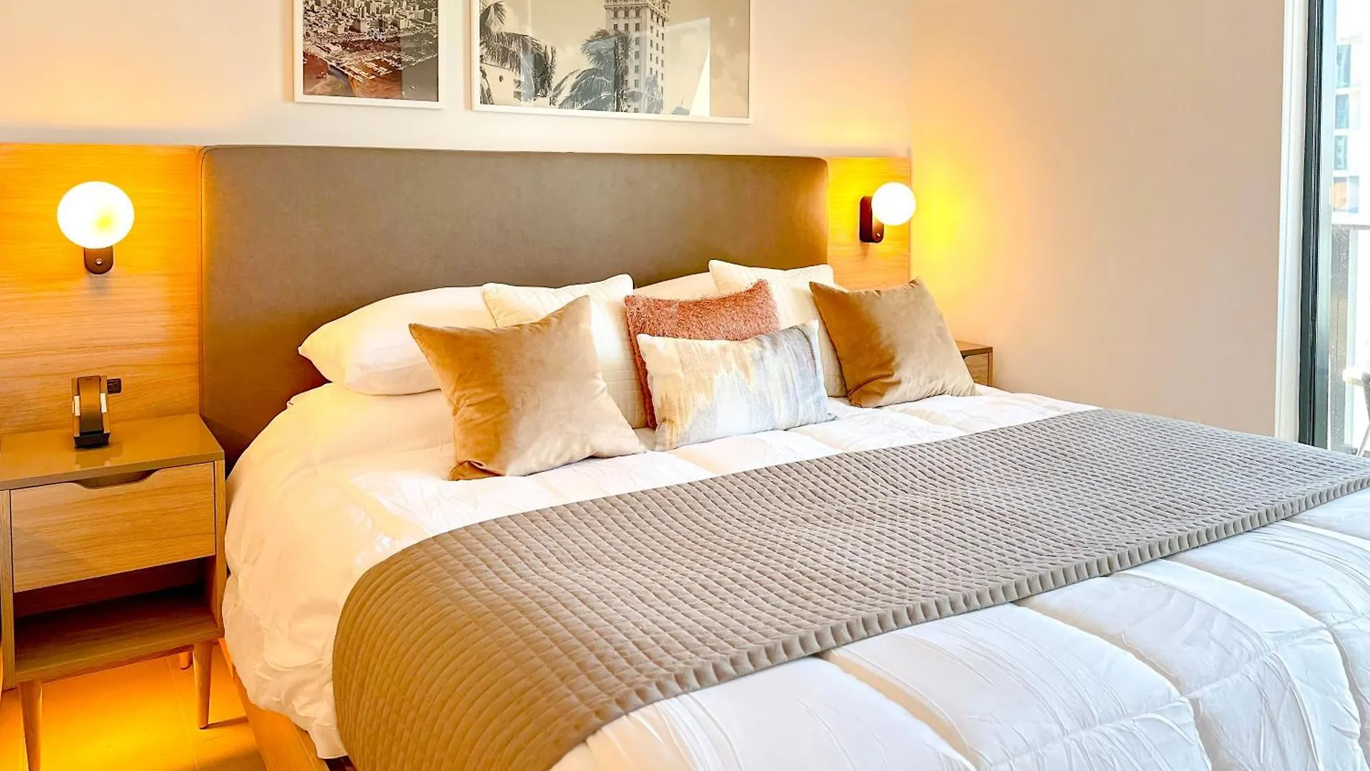 Stylish In The Heart Of Vibrant Downtown- Daily Fee And Parking Not Included