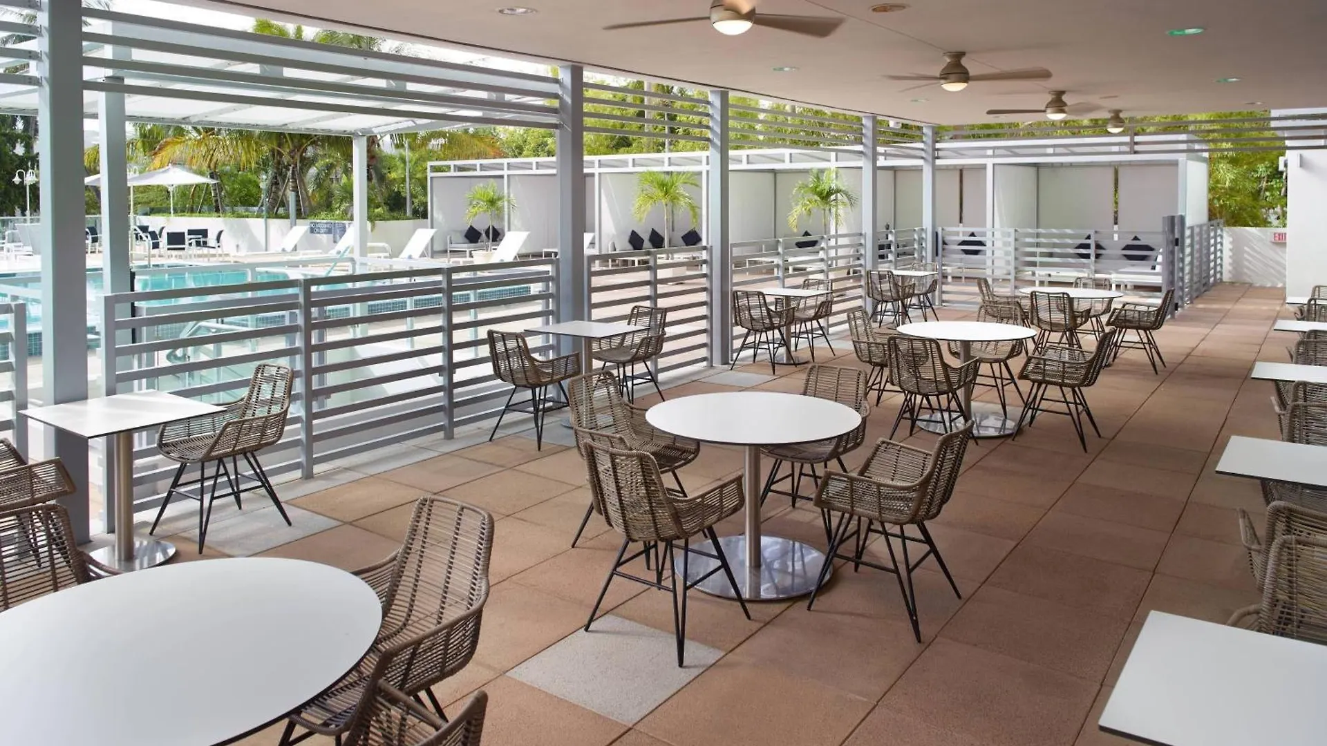 Courtyard Coconut Grove Hotel 3*