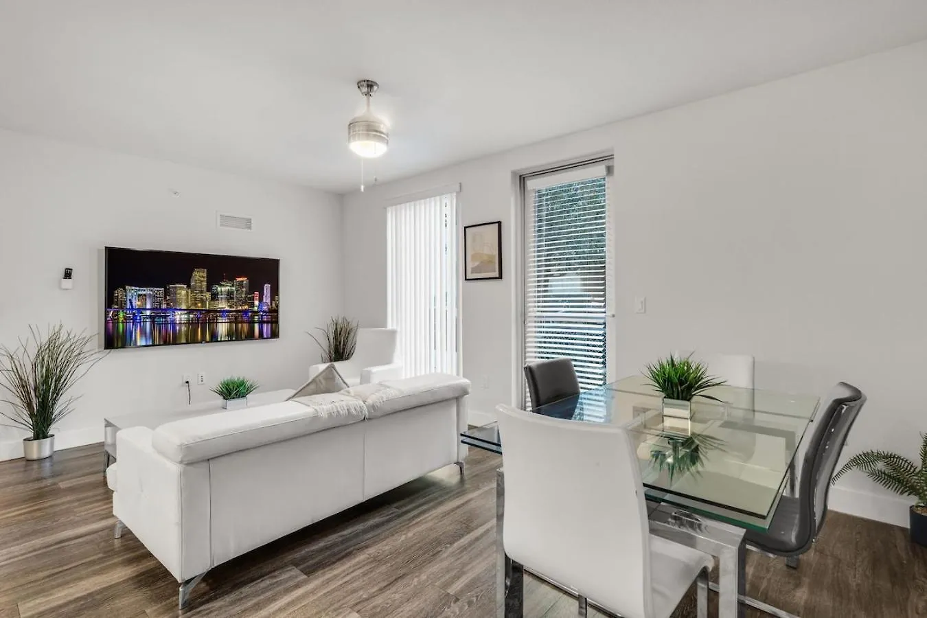 Comfort And Convenience 2br Unit With Free Parking *