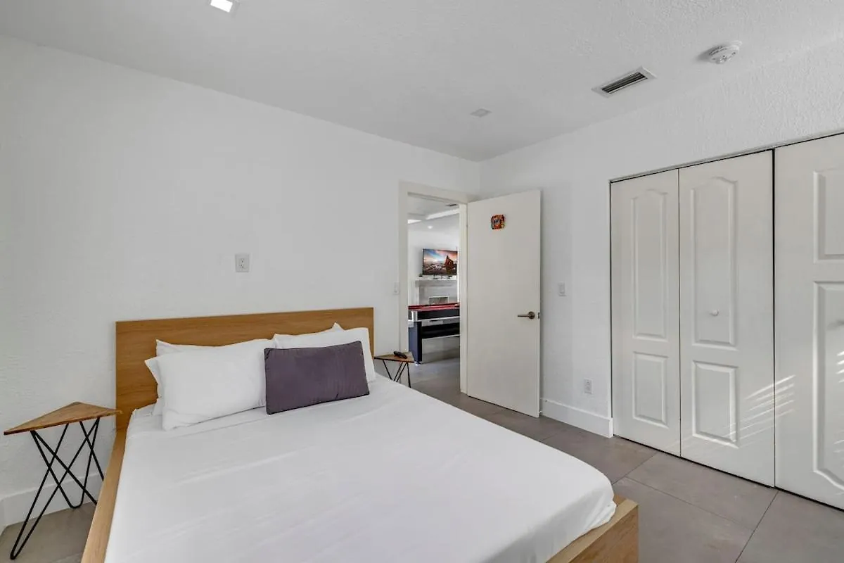- Pool & Hot Tub Escape Villa Miami