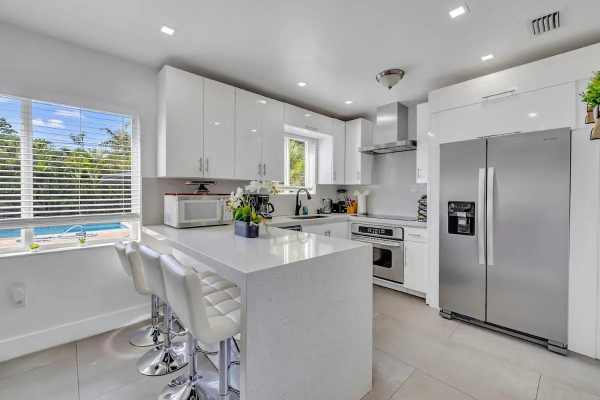 - Pool & Hot Tub Escape * Miami