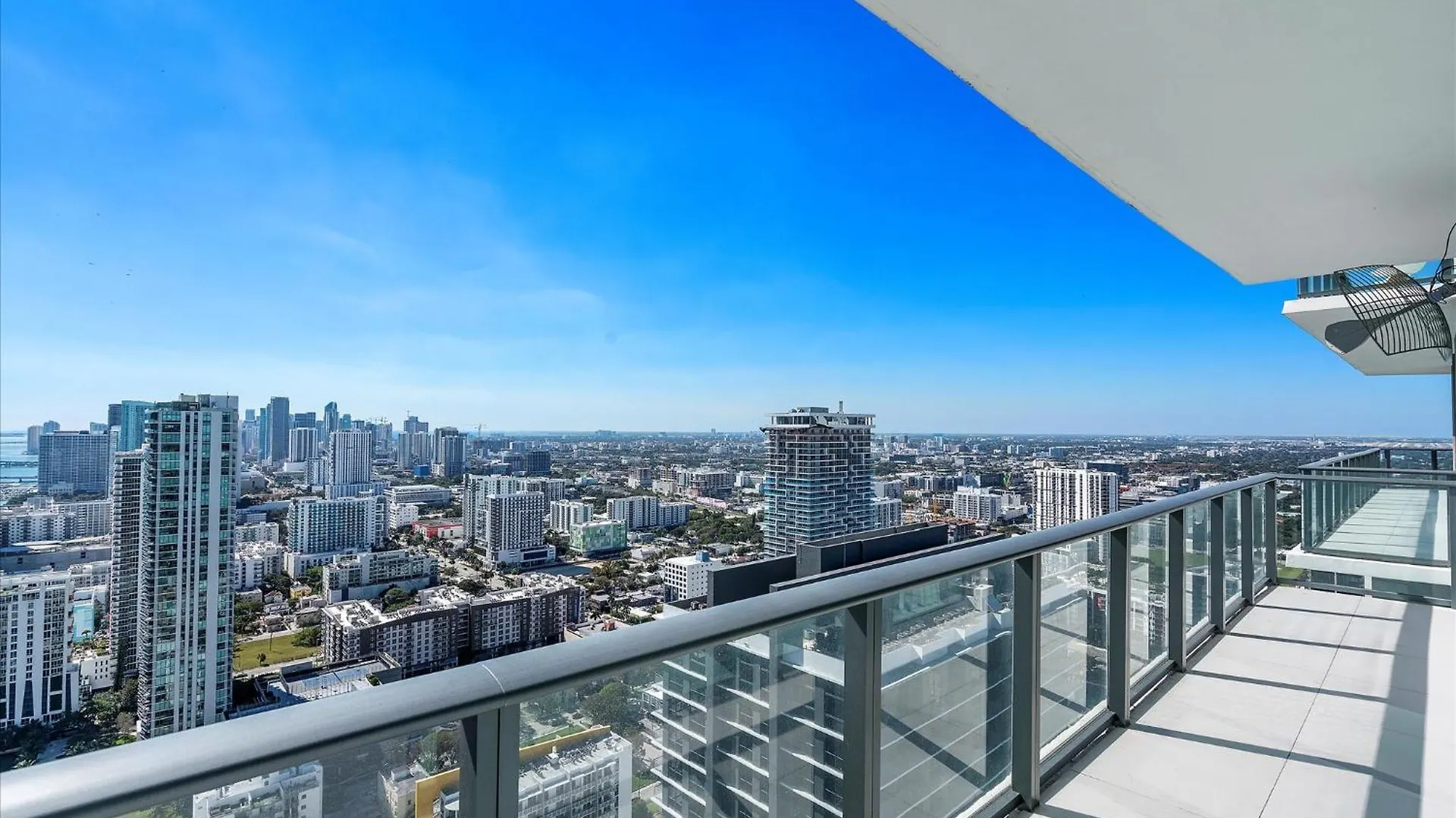 Posh Ocean View Penthouse - Heated Pool, Gym, Office! 10mins Miami