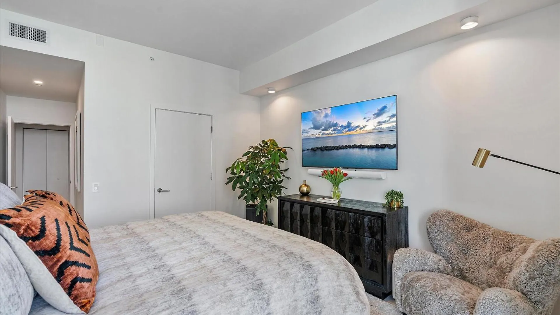 Posh Ocean View Penthouse - Heated Pool, Gym, Office! 10mins