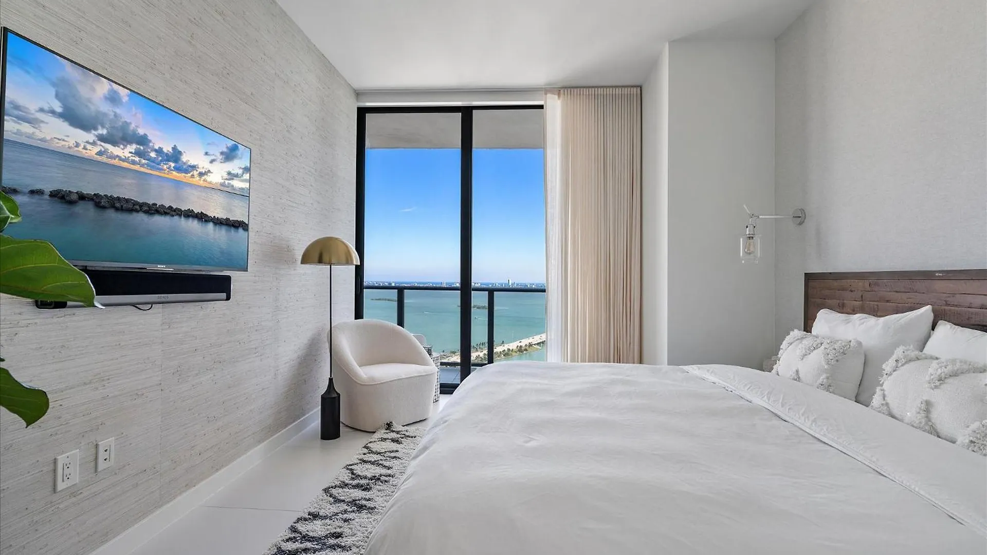 Posh Ocean View Penthouse - Heated Pool, Gym, Office! 10mins Miami