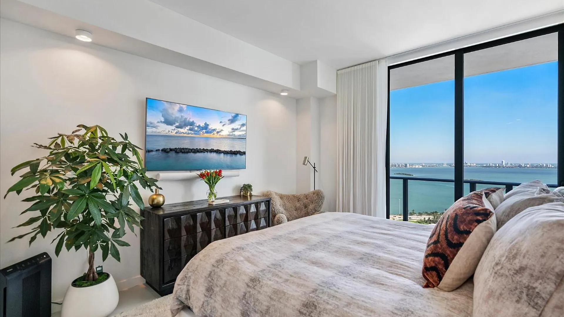 Posh Ocean View Penthouse - Heated Pool, Gym, Office! 10mins *