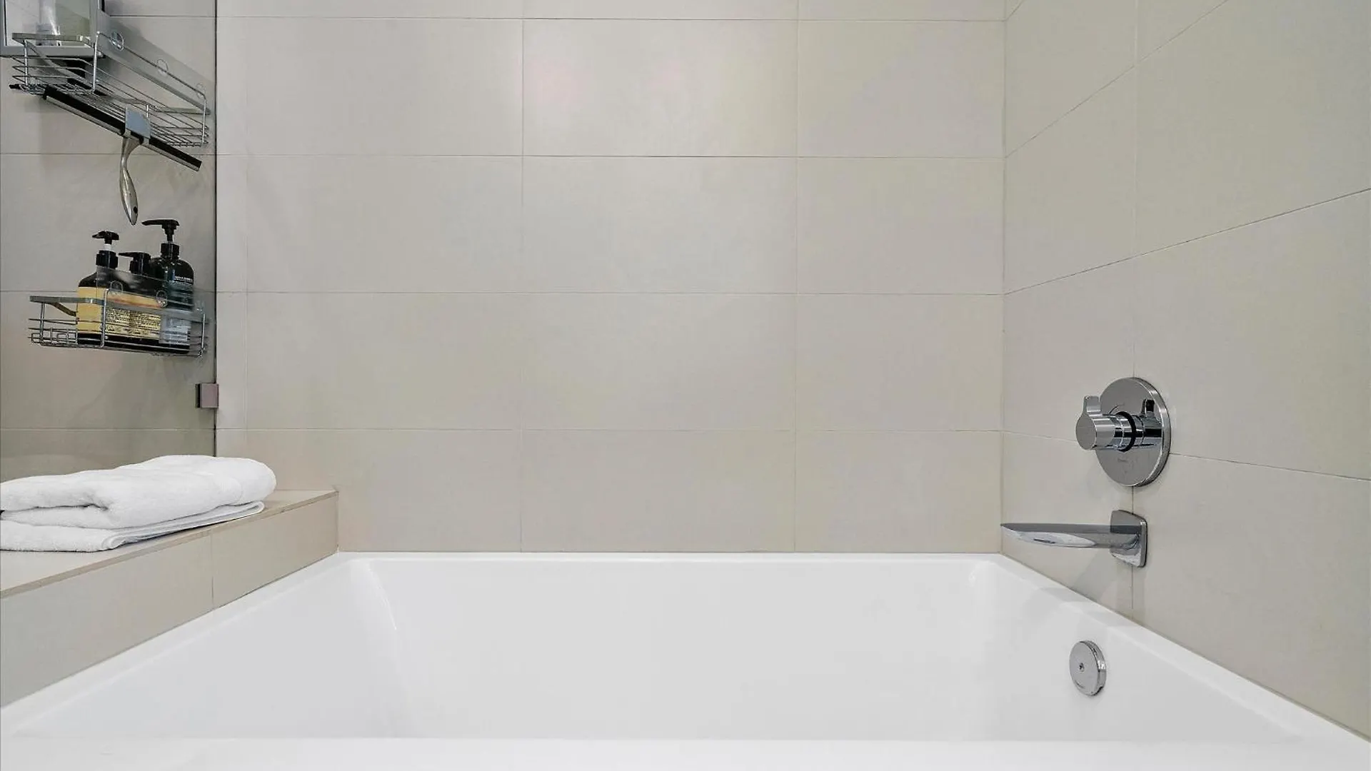 Posh Ocean View Penthouse - Heated Pool, Gym, Office! 10mins Lägenhet