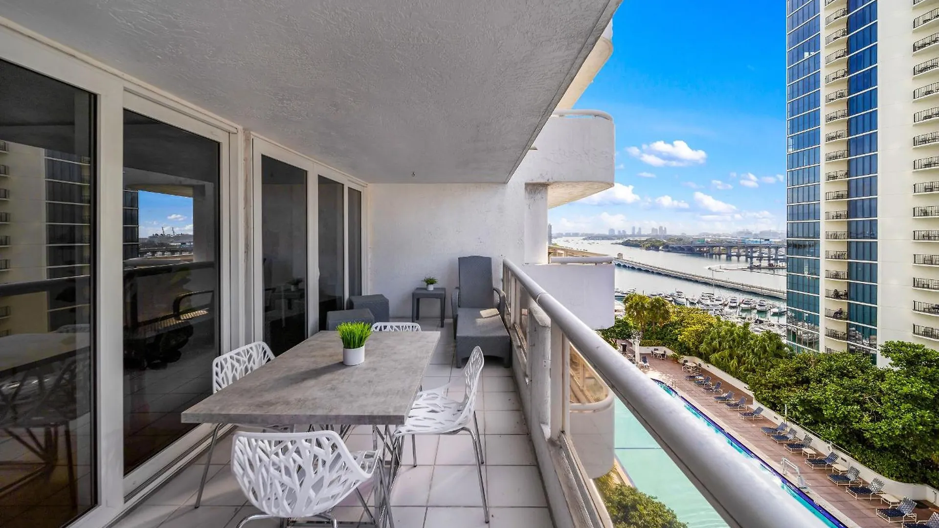 Bayside Glam With Epic Views *