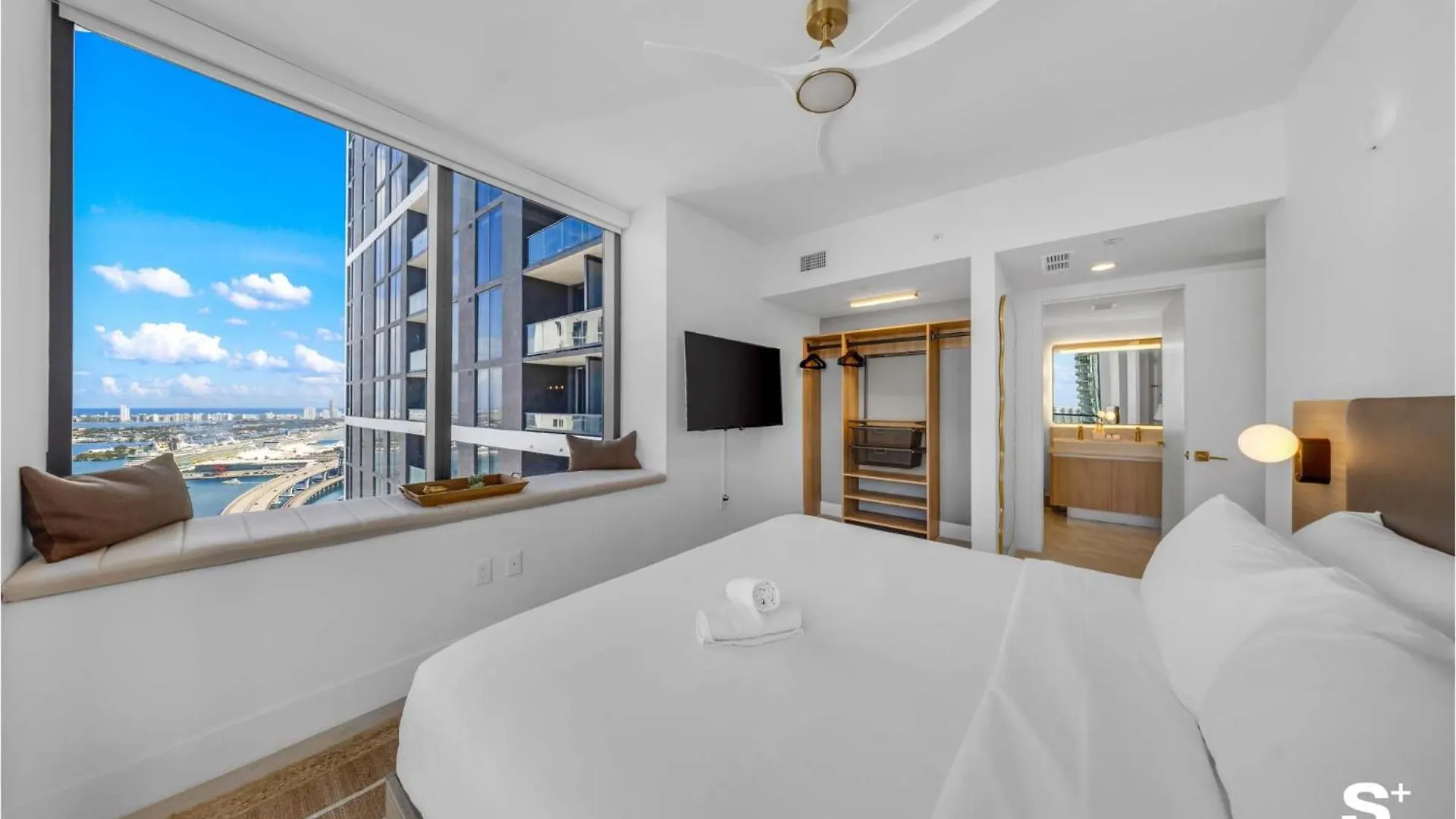 Modern Dtw Escape With Water Views Apartment