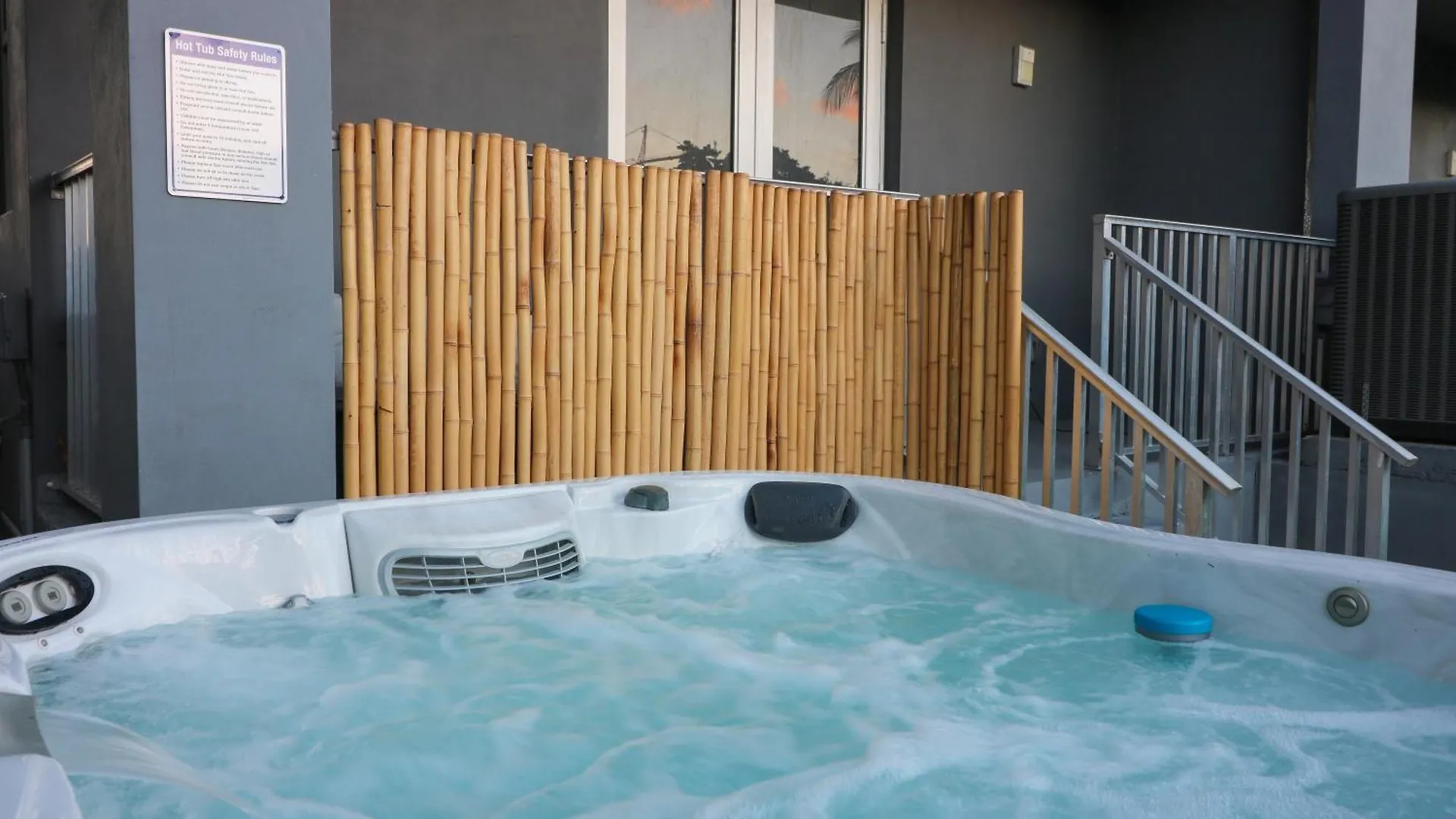 Modern Retreat, Hot Tub And Gazebo Oasis Villa