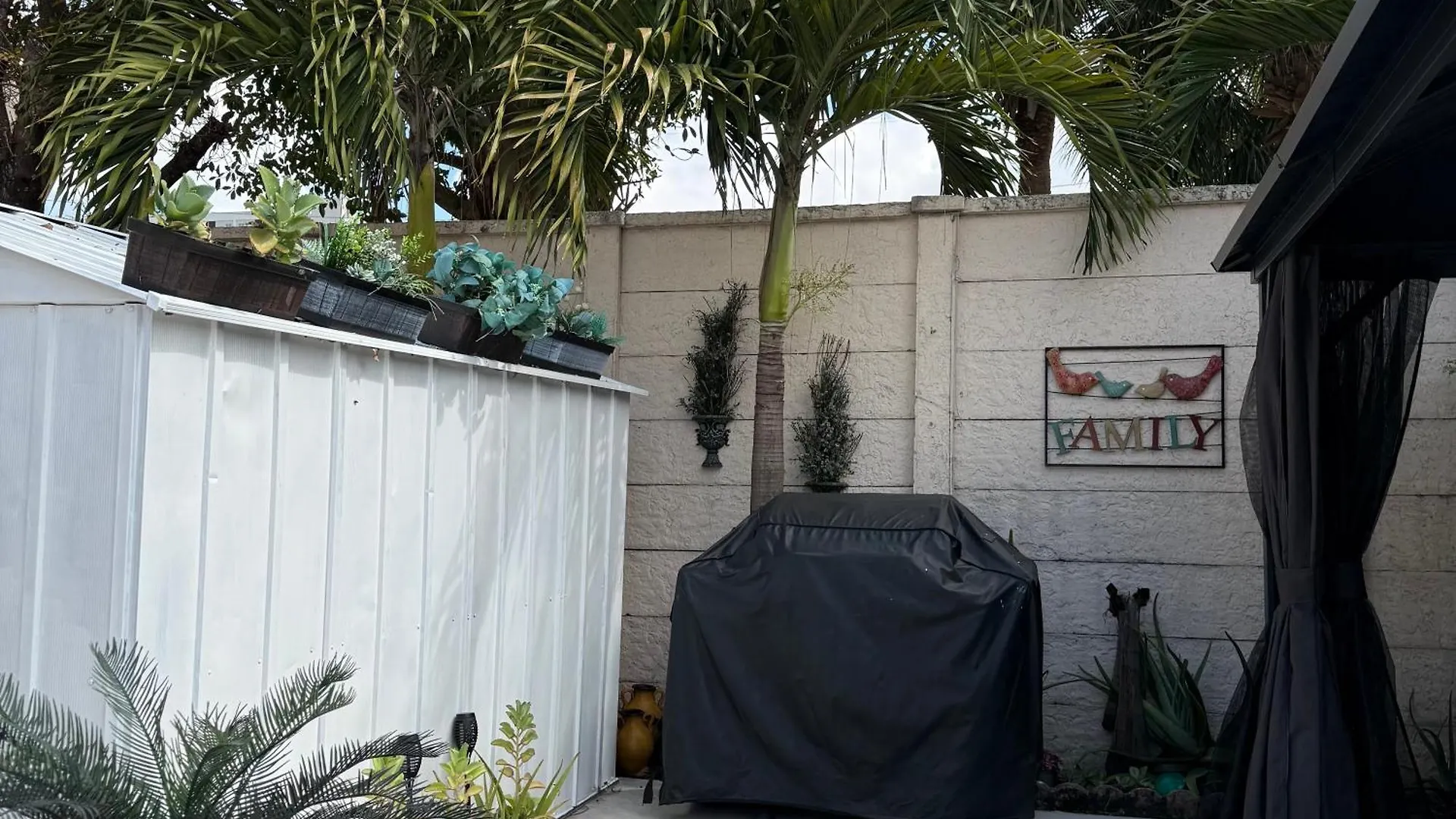 ベッド・アンド・ブレックファスト Tiny Place W Private Hot Jacuzzi 7 Min To International Airport