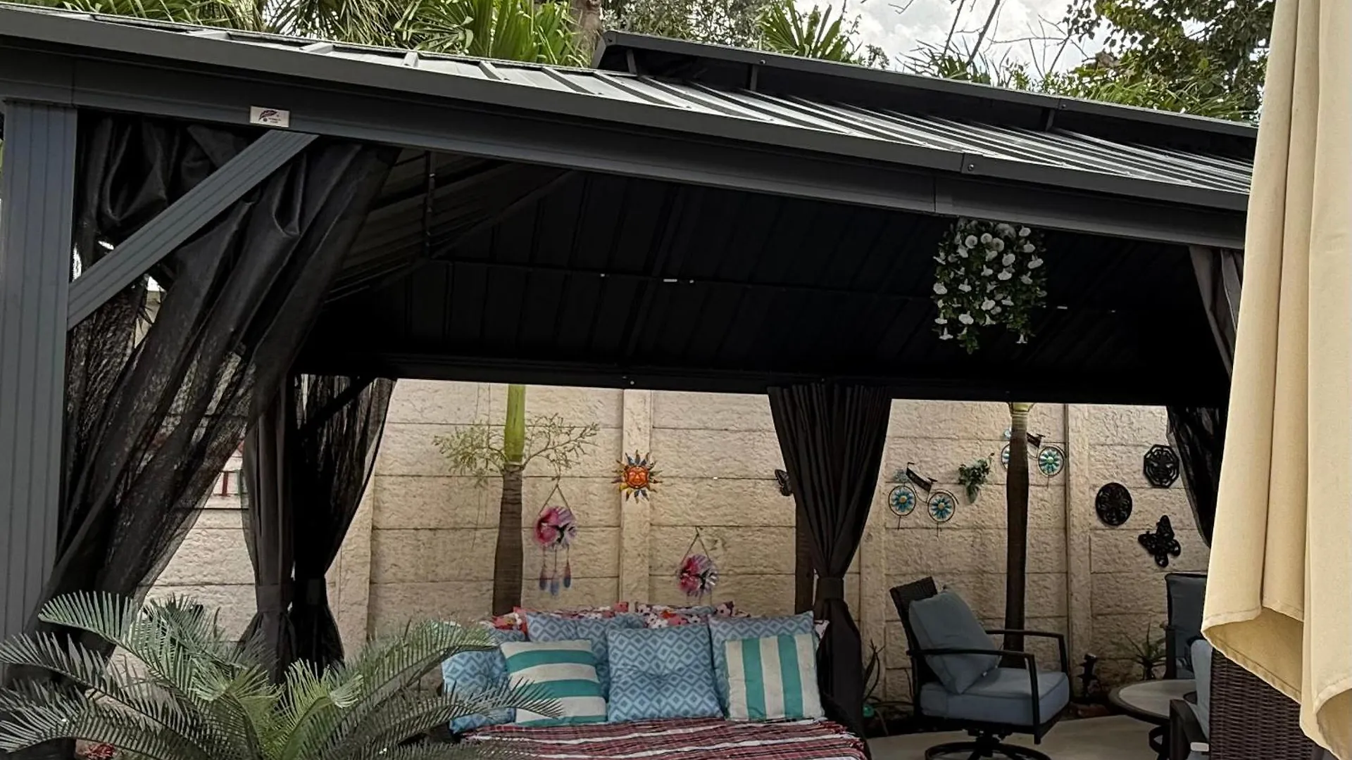 Tiny Place W Private Hot Jacuzzi 7 Min To International Airport ベッド・アンド・ブレックファスト