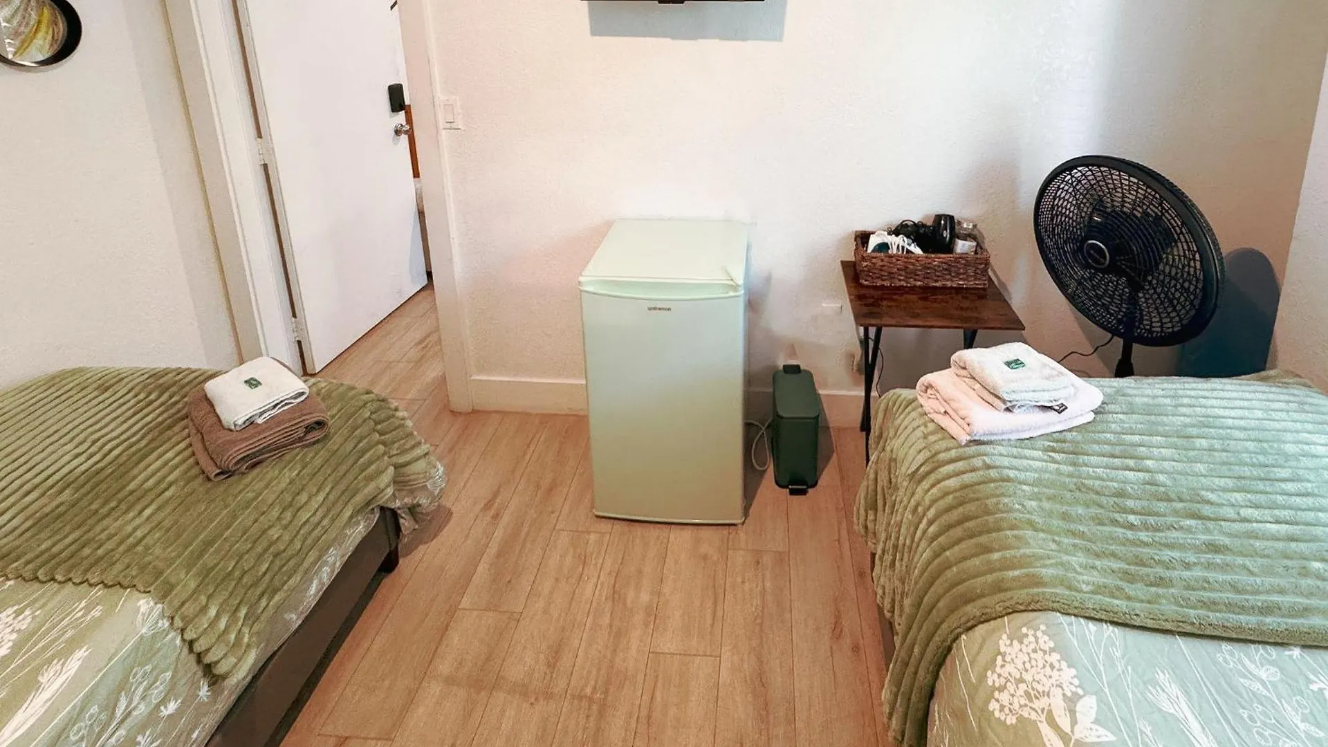 Deluxe In Location In A 2 Bedrooms Unit - Parking, Laundry And Luggage Storage