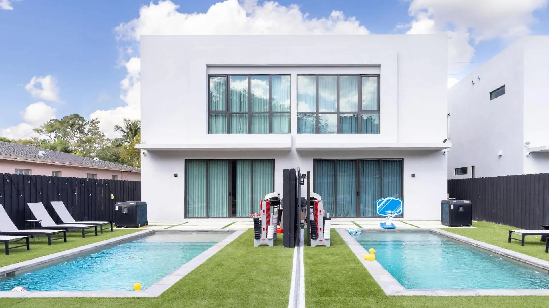 4br Paris Style Heated Pool New Build Ferienhaus