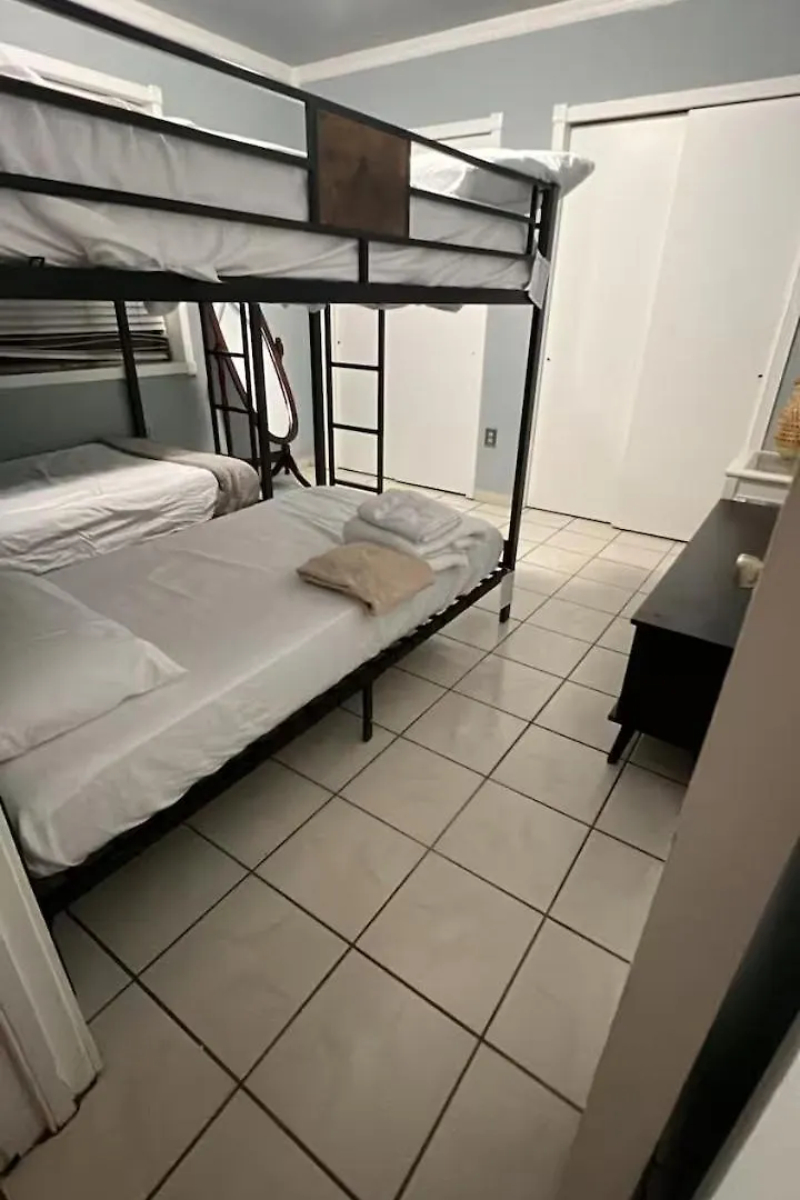Mighty - Private 6 Beds Homestay Miami