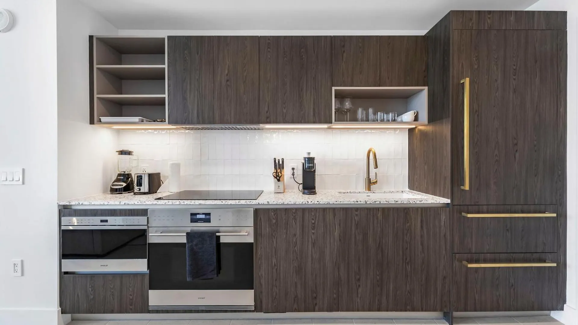 Elegant W Location! Apartment *