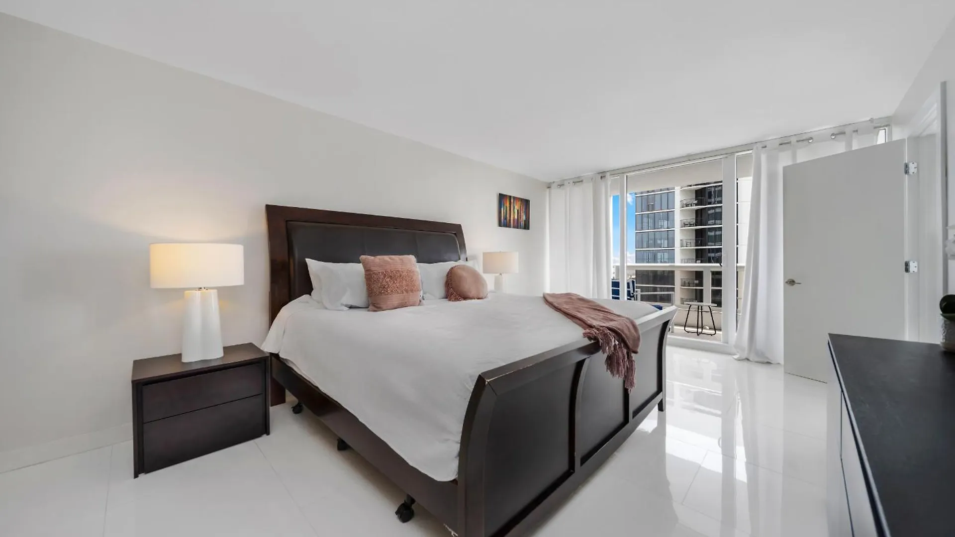 4 Bedroom With Stunning Balcony View * Miami