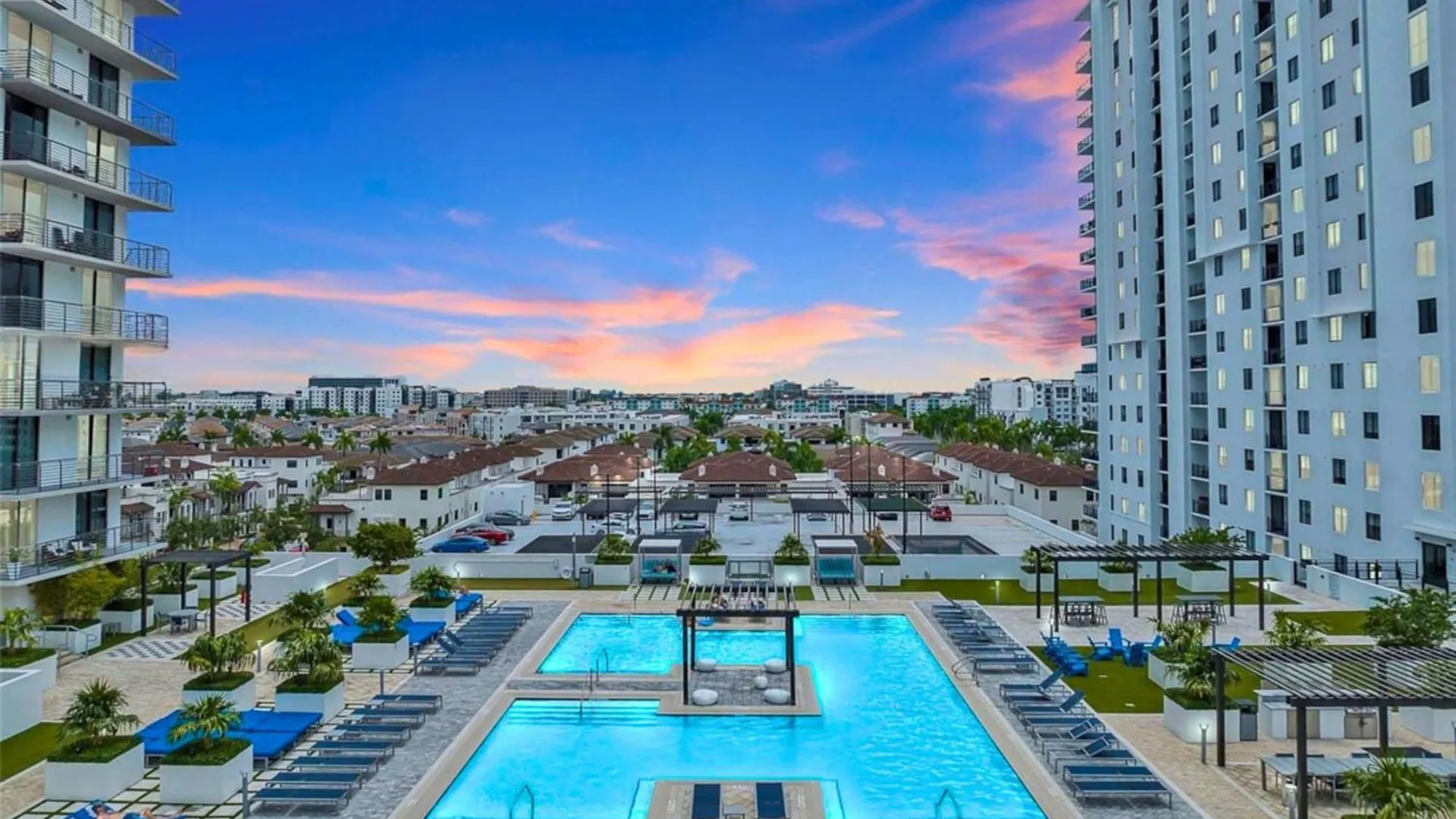 Stylish With Pool View At The Heart Of Downtown Doral *