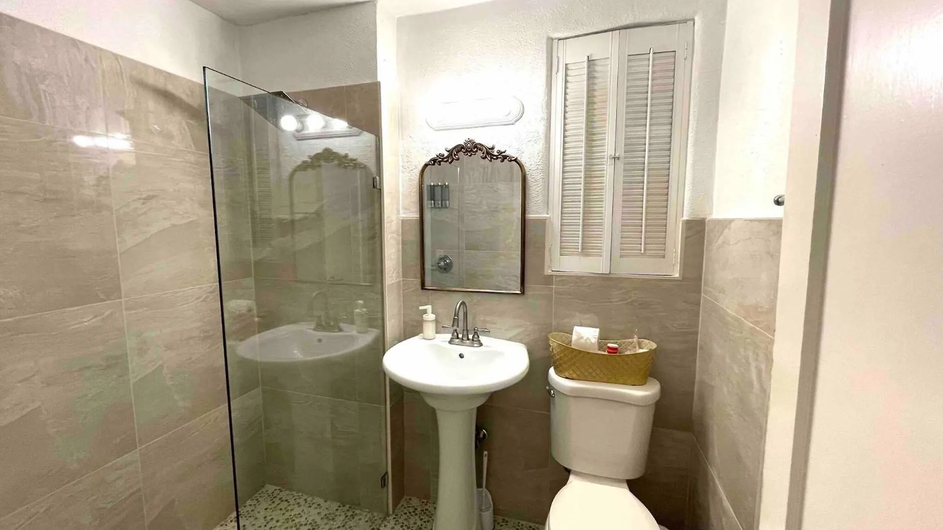 3 Bedroom With Backyard Oasis Miami