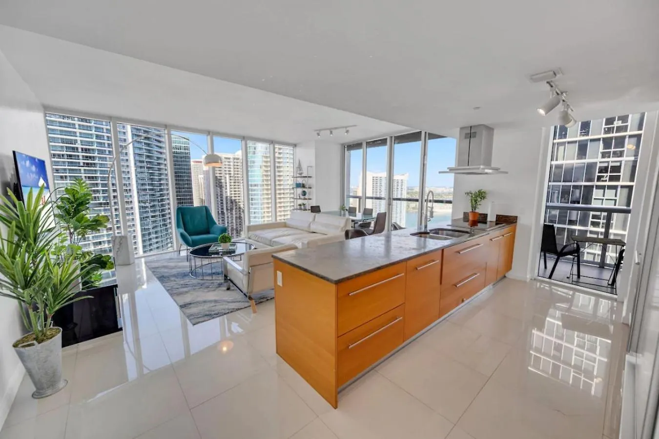 Sun, Style And Skyline Modern Icon Brickell 2br *