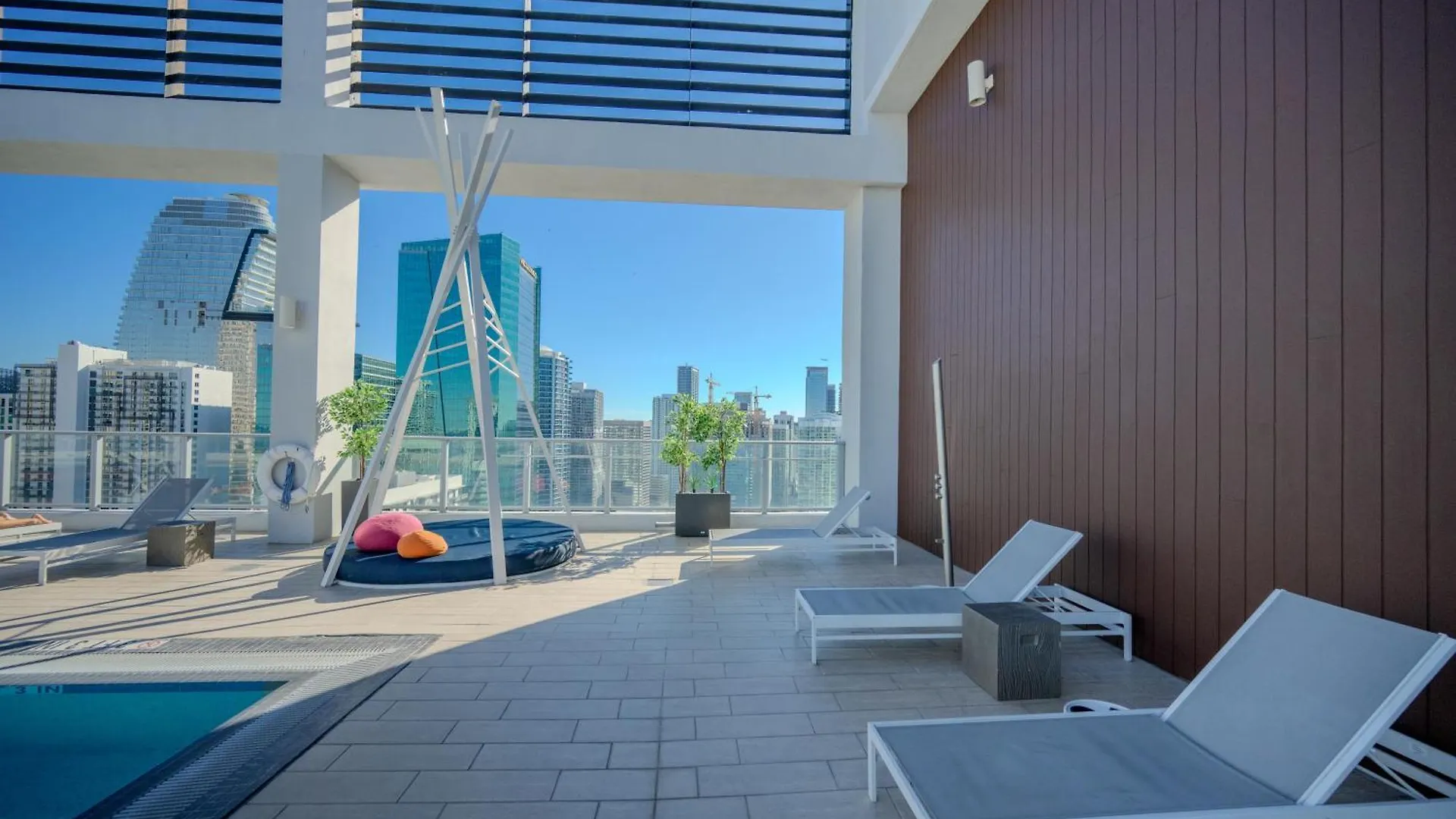 Luxury Loft W Skyline View, Rooftop Pool, Brickell Downtown