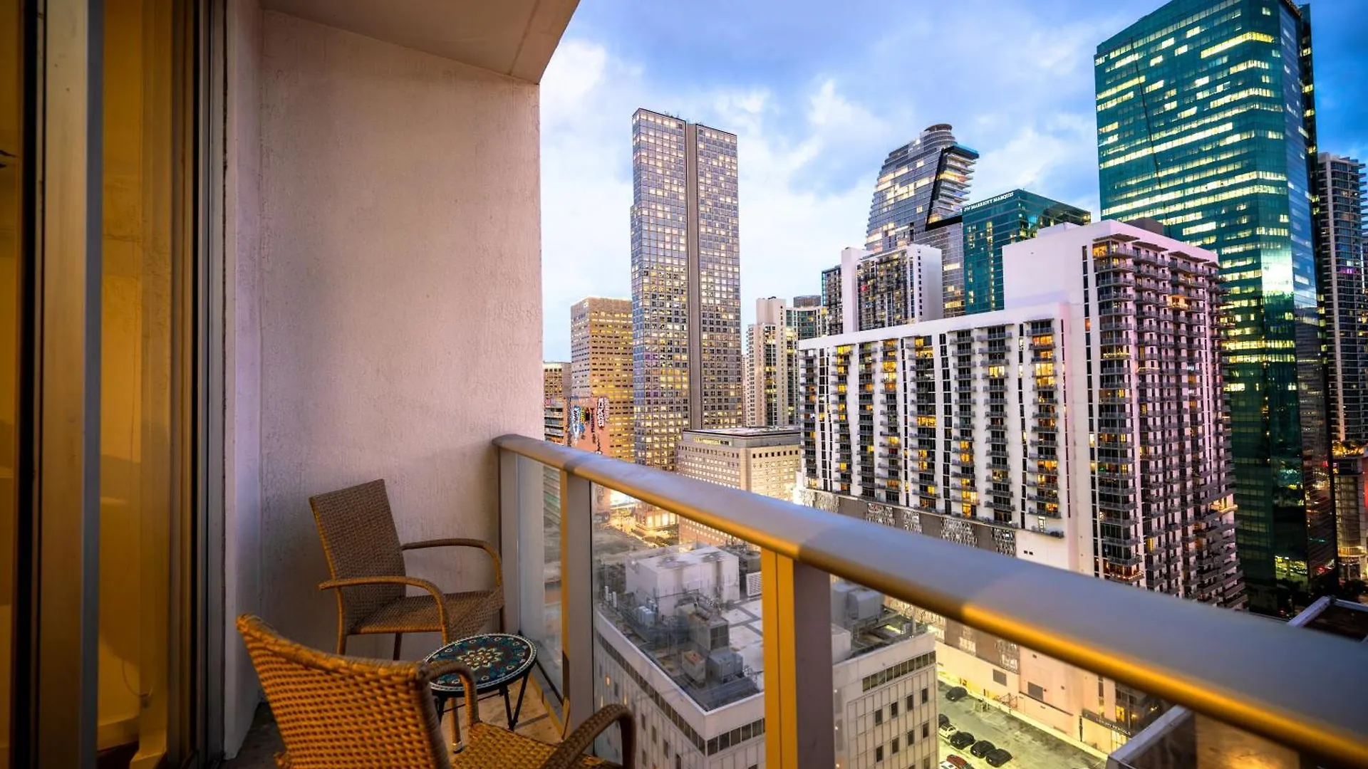 Apartment Luxury Loft W Skyline View, Rooftop Pool, Brickell Downtown *