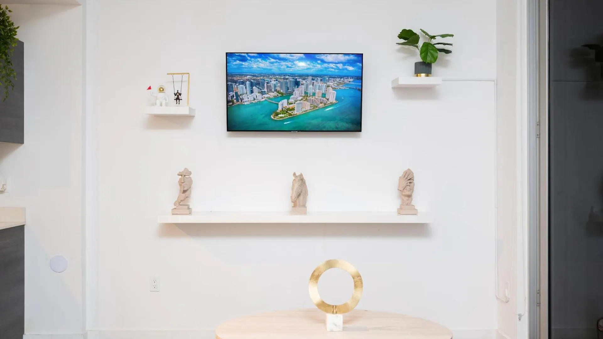 Luxury Loft W Skyline View, Rooftop Pool, Brickell Downtown *