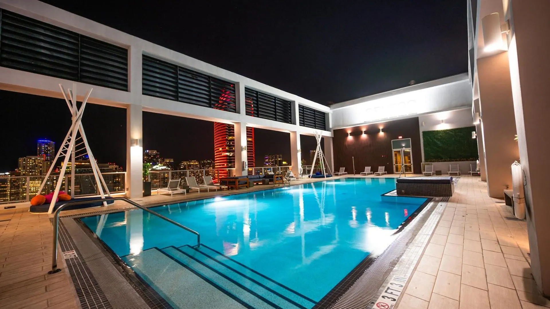 Luxury Loft W Skyline View, Rooftop Pool, Brickell Downtown Apartment