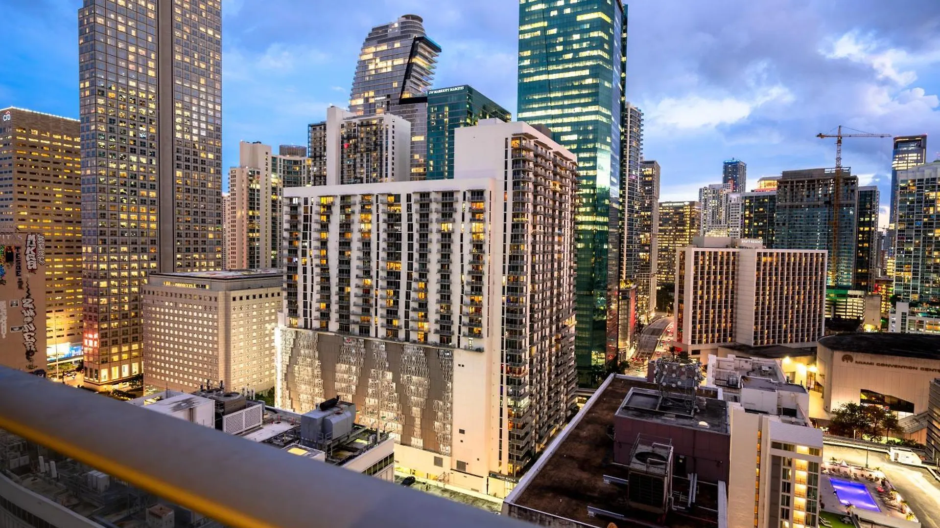 Luxury Loft W Skyline View, Rooftop Pool, Brickell Downtown Miami