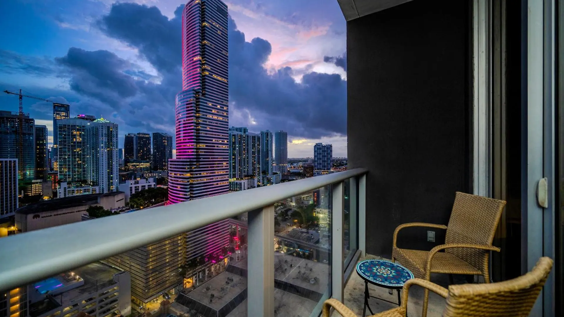 Luxury Loft W Skyline View, Rooftop Pool, Brickell Downtown Apartment *