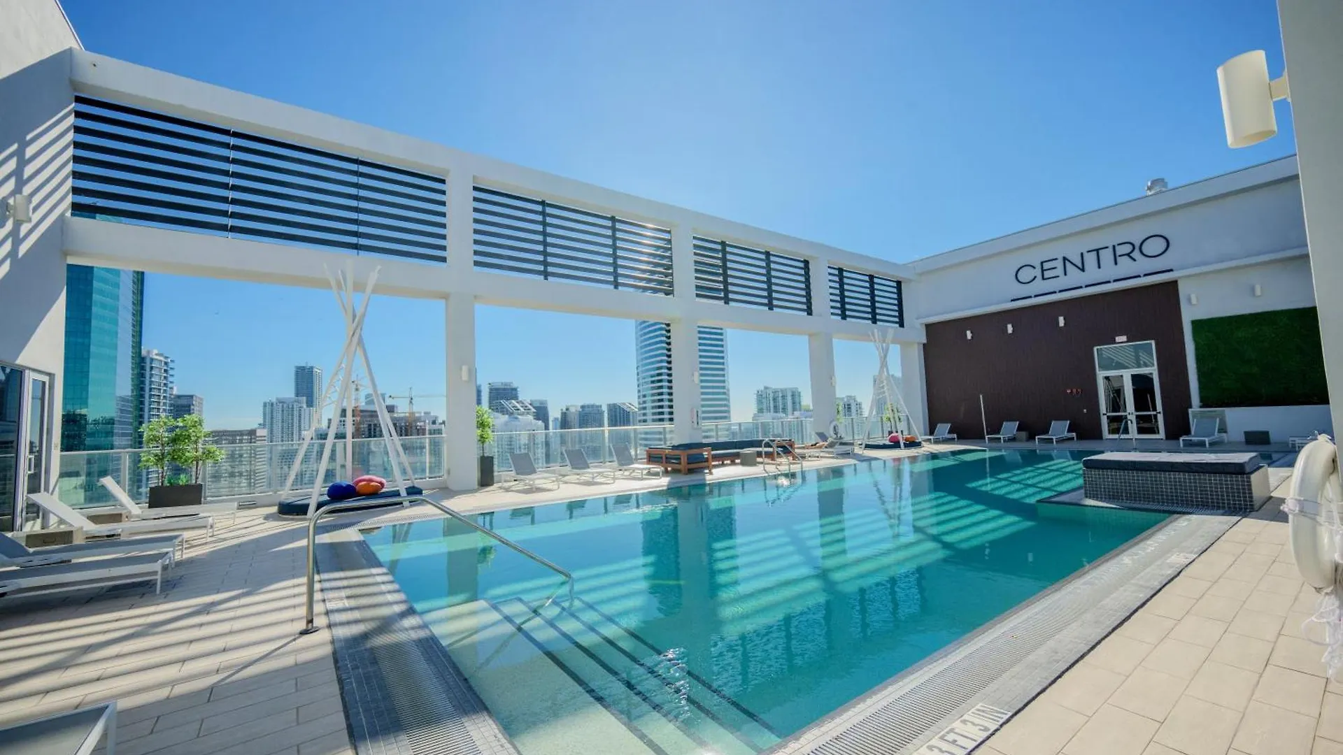 Luxury Loft W Skyline View, Rooftop Pool, Brickell Downtown Apartment