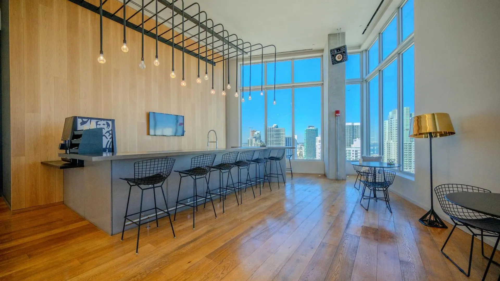 Luxury Loft W Skyline View, Rooftop Pool, Brickell Downtown Apartment *