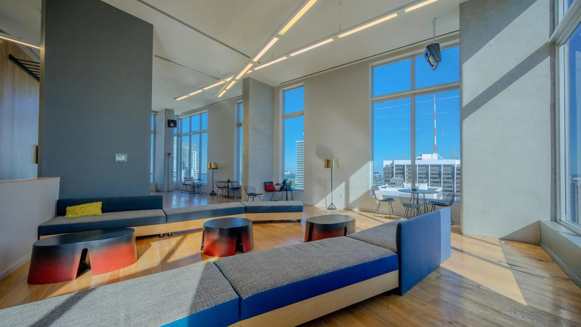 Luxury Loft W Skyline View, Rooftop Pool, Brickell Downtown *