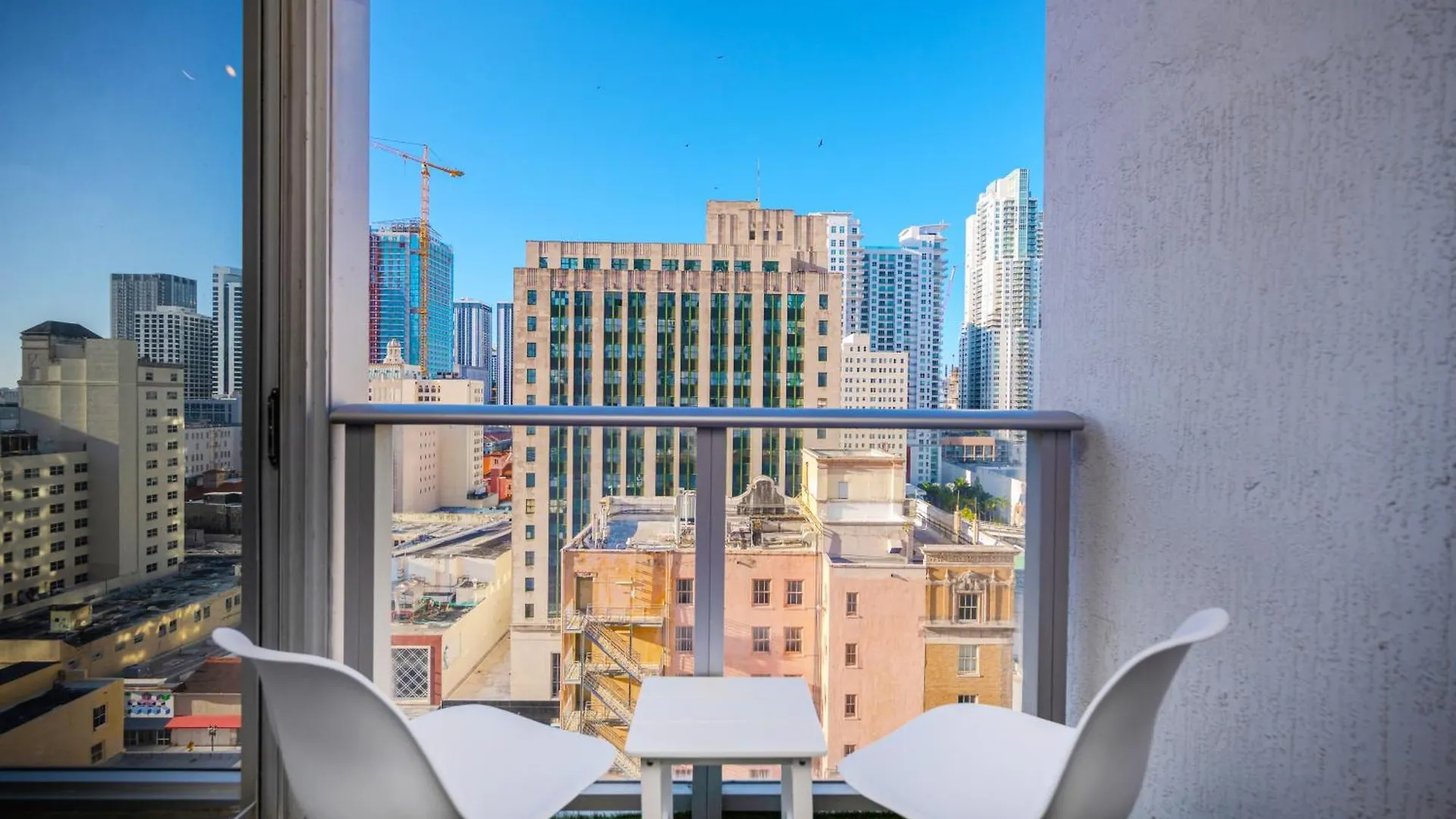 Luxury Loft W Skyline View, Rooftop Pool, Brickell Downtown