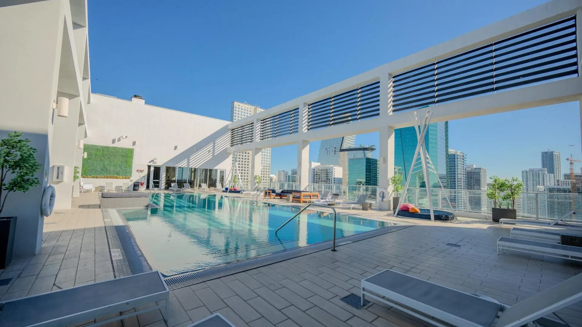 Luxury Loft W Skyline View, Rooftop Pool, Brickell Downtown Apartment *