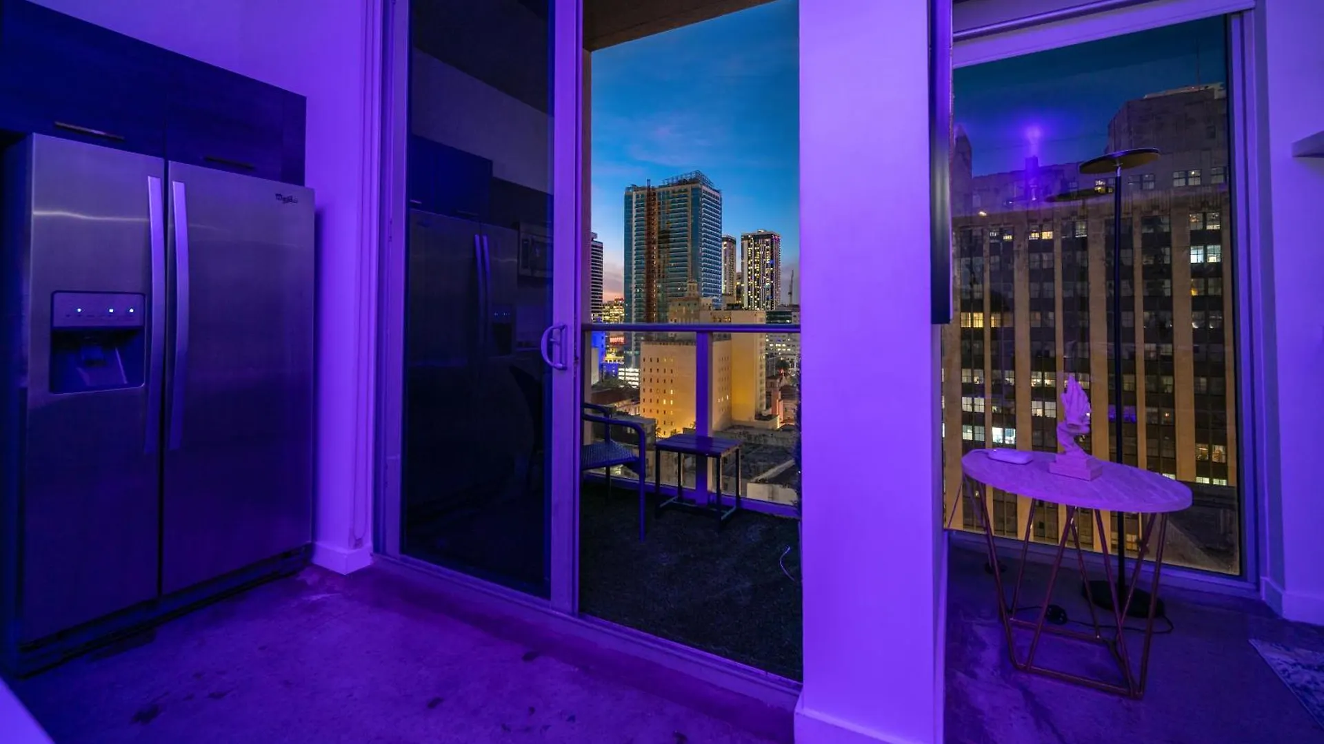 Luxury Loft W Skyline View, Rooftop Pool, Brickell Downtown