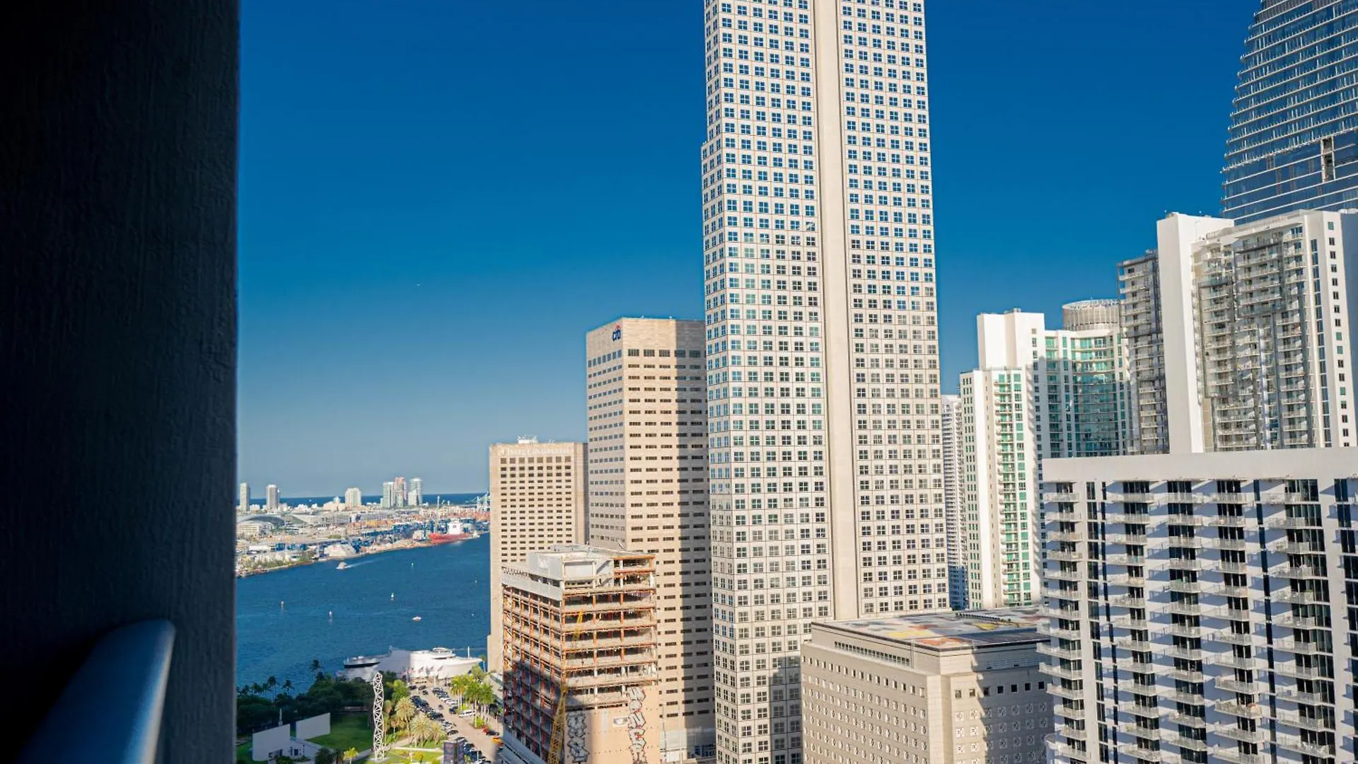 Luxury Loft W Skyline View, Rooftop Pool, Brickell Downtown