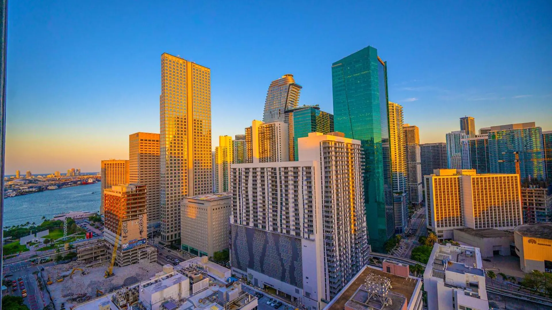 Luxury Loft W Skyline View, Rooftop Pool, Brickell Downtown Miami