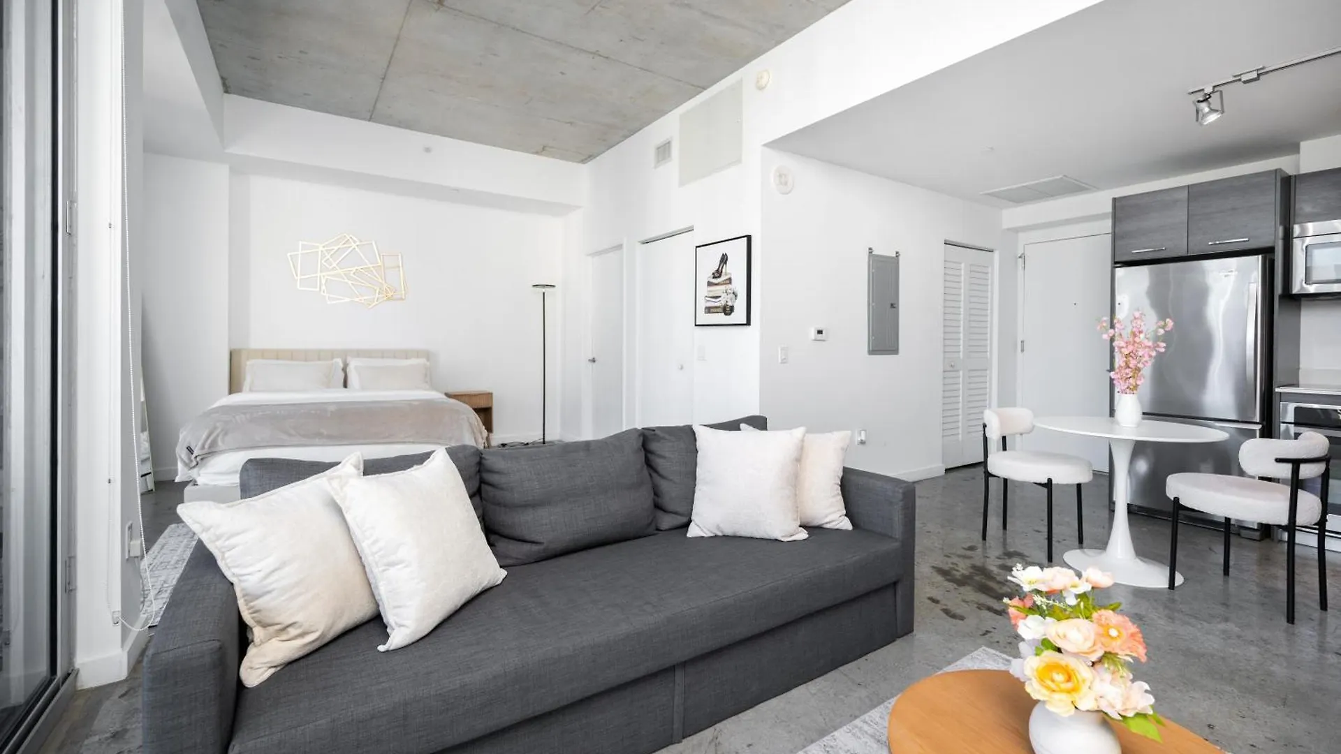 Luxury Loft W Skyline View, Rooftop Pool, Brickell Downtown Apartment *