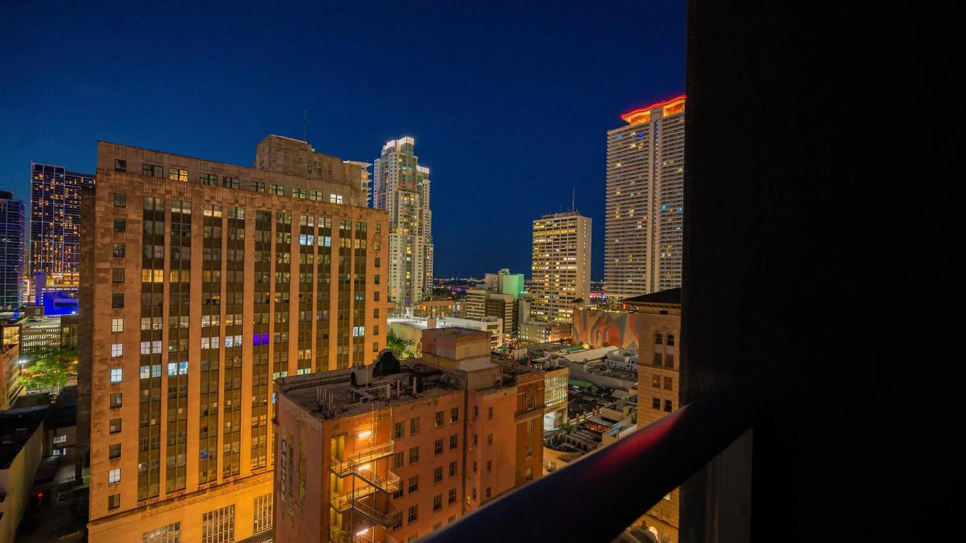 Luxury Loft W Skyline View, Rooftop Pool, Brickell Downtown Apartment