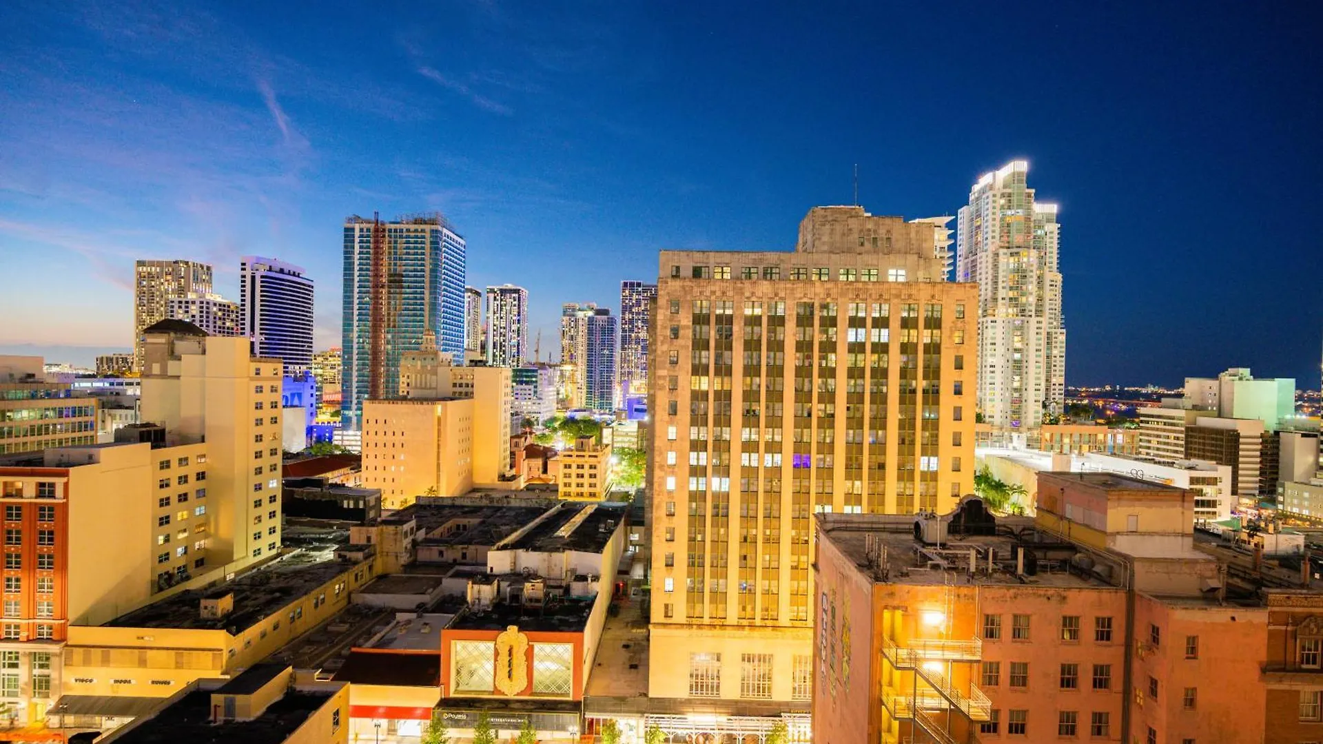 Luxury Loft W Skyline View, Rooftop Pool, Brickell Downtown *