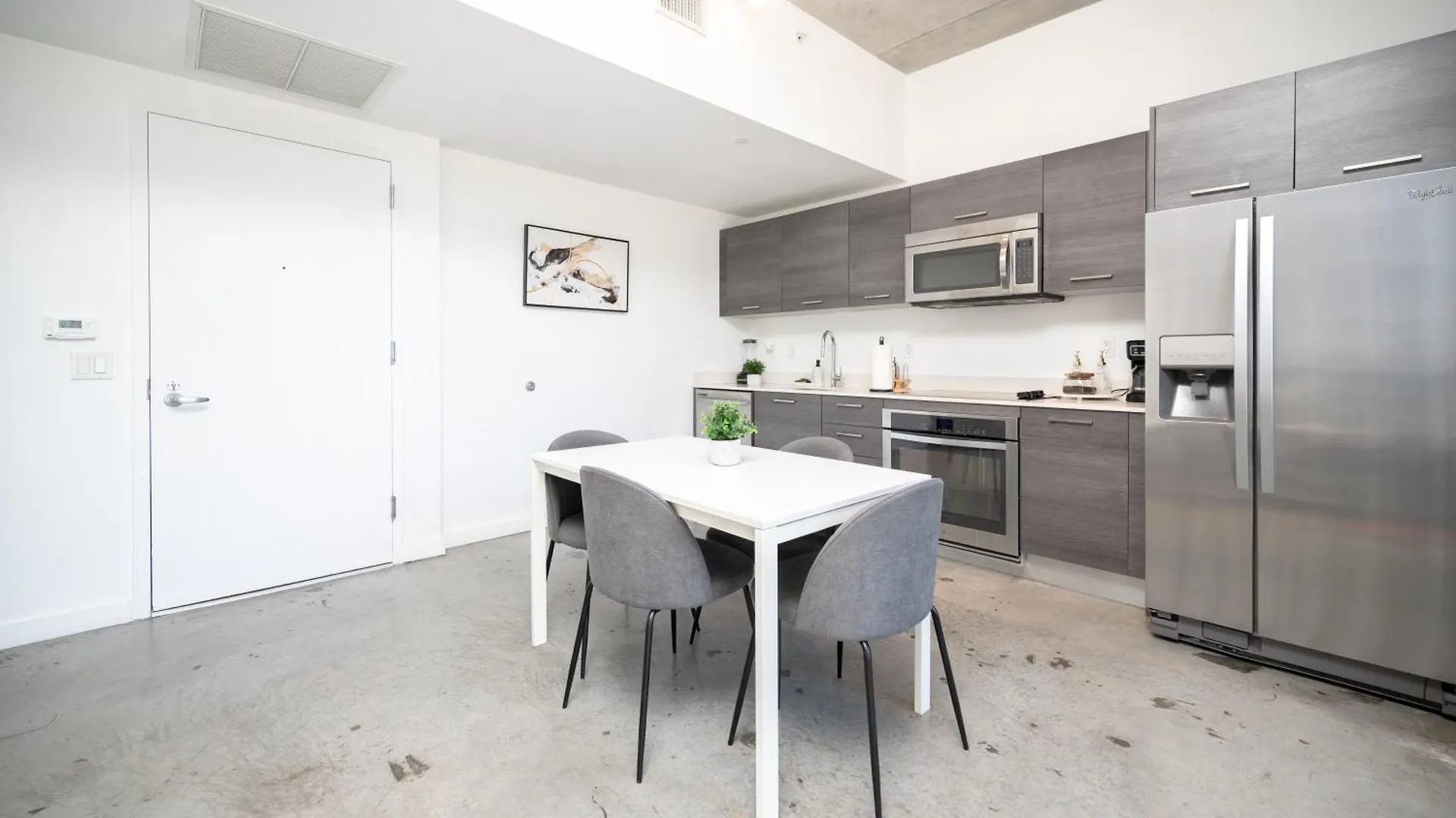 Luxury Loft W Skyline View, Rooftop Pool, Brickell Downtown Apartment *