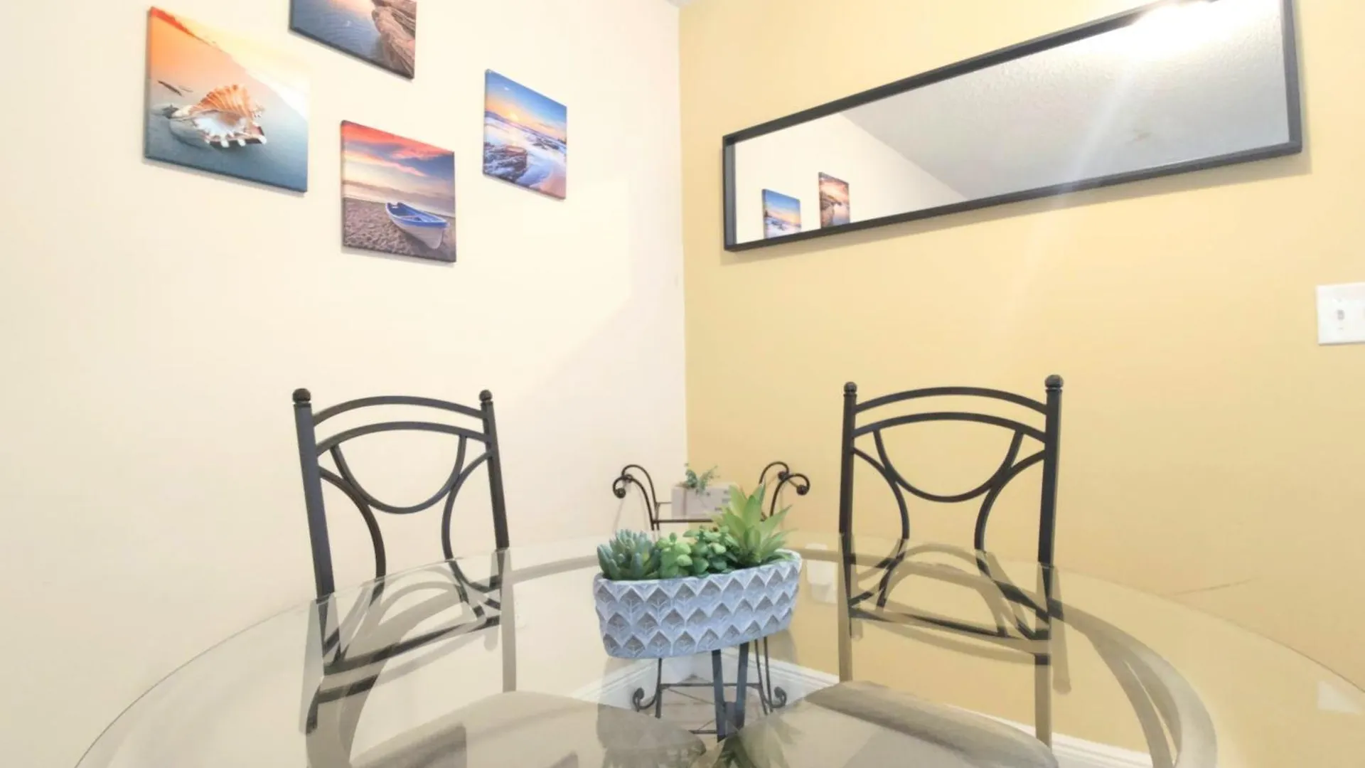 Chic 2 Bedroom Close Downtown W Parking Appartement