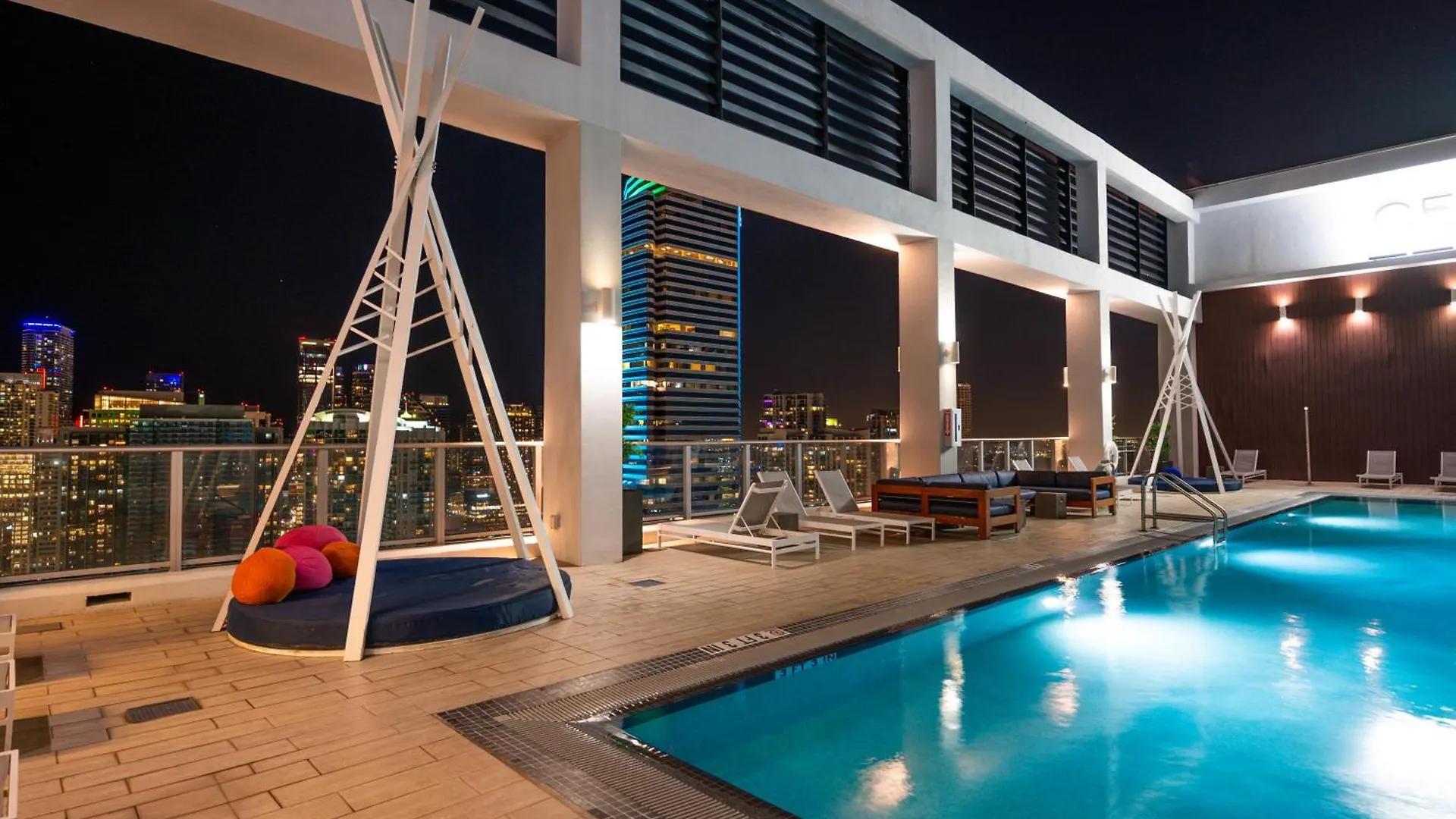 Luxury Loft W Skyline View, Rooftop Pool, Brickell Downtown Apartment Miami