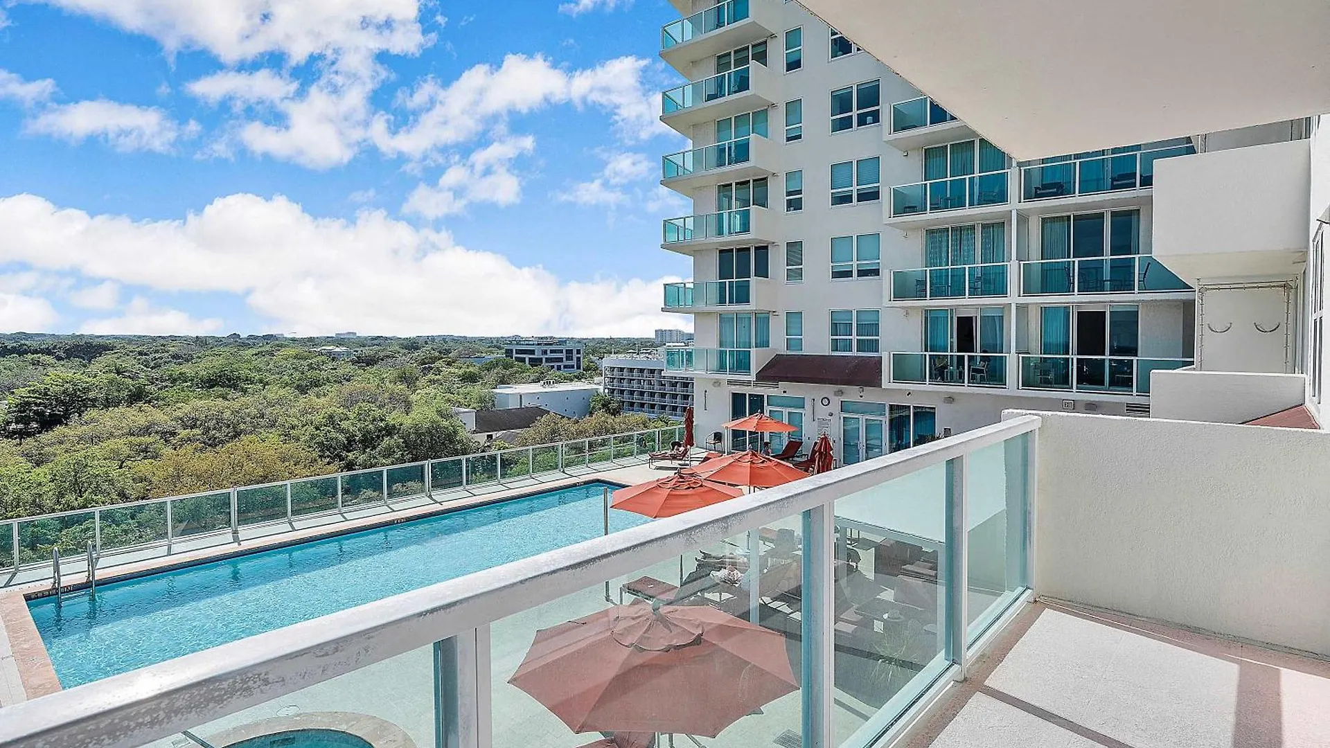 Daire Mvr-bask In Luxury-right In Coconut Grove *