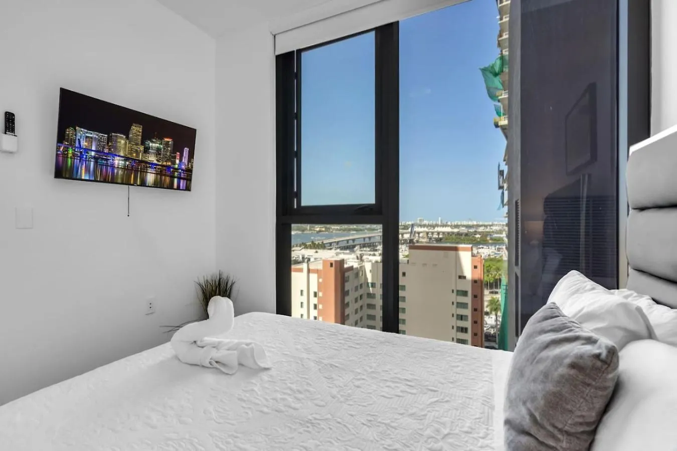 Bayview 2br Retreat Stunning Views And Pool Daire Miami