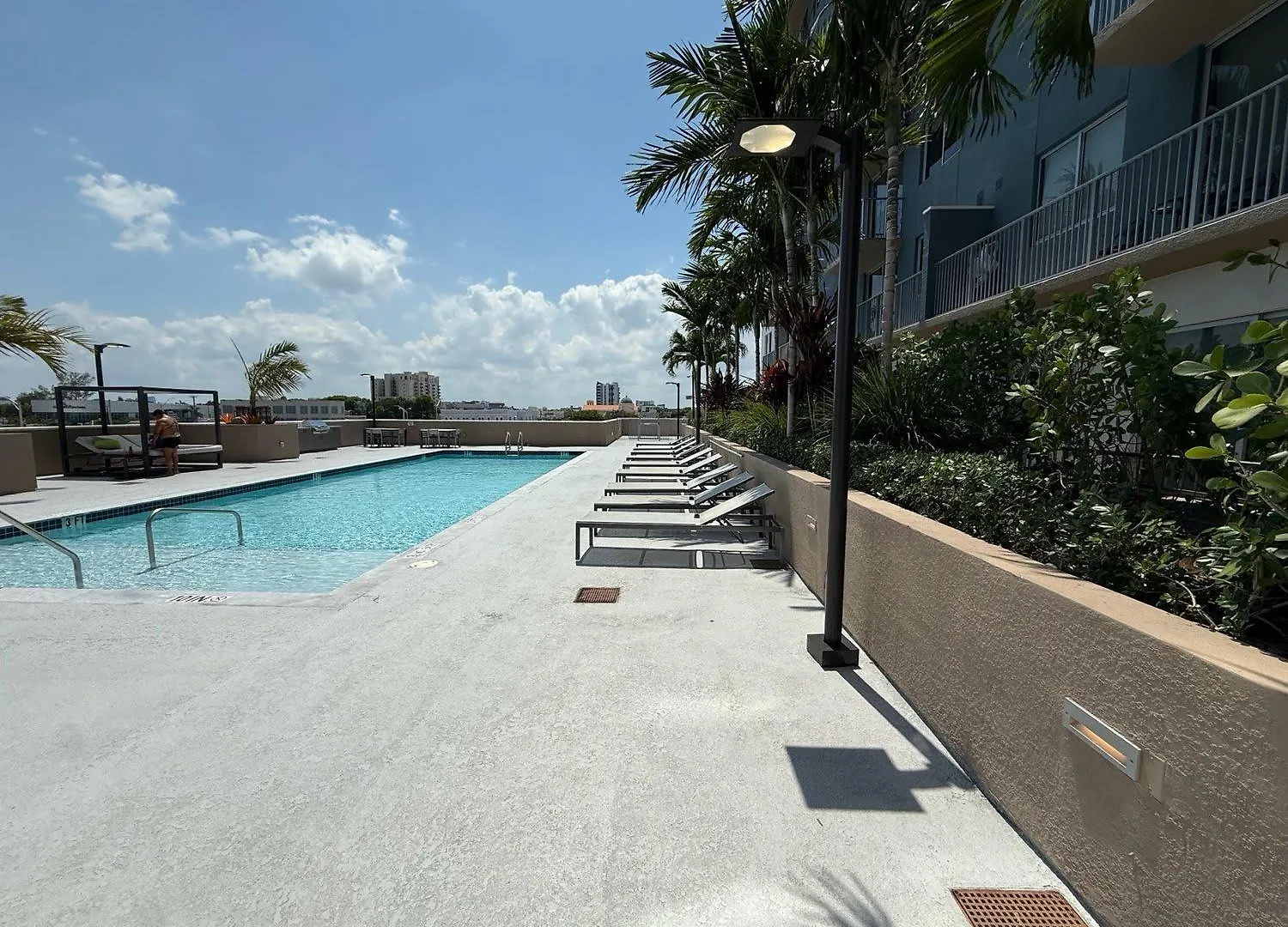 Upscale With Stunning Views & Pool Access شقة *