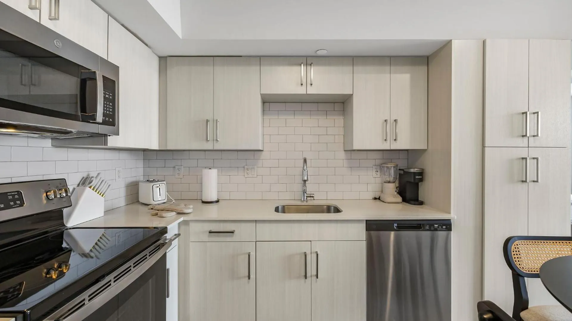 Upscale With Stunning Views & Pool Access ميامي