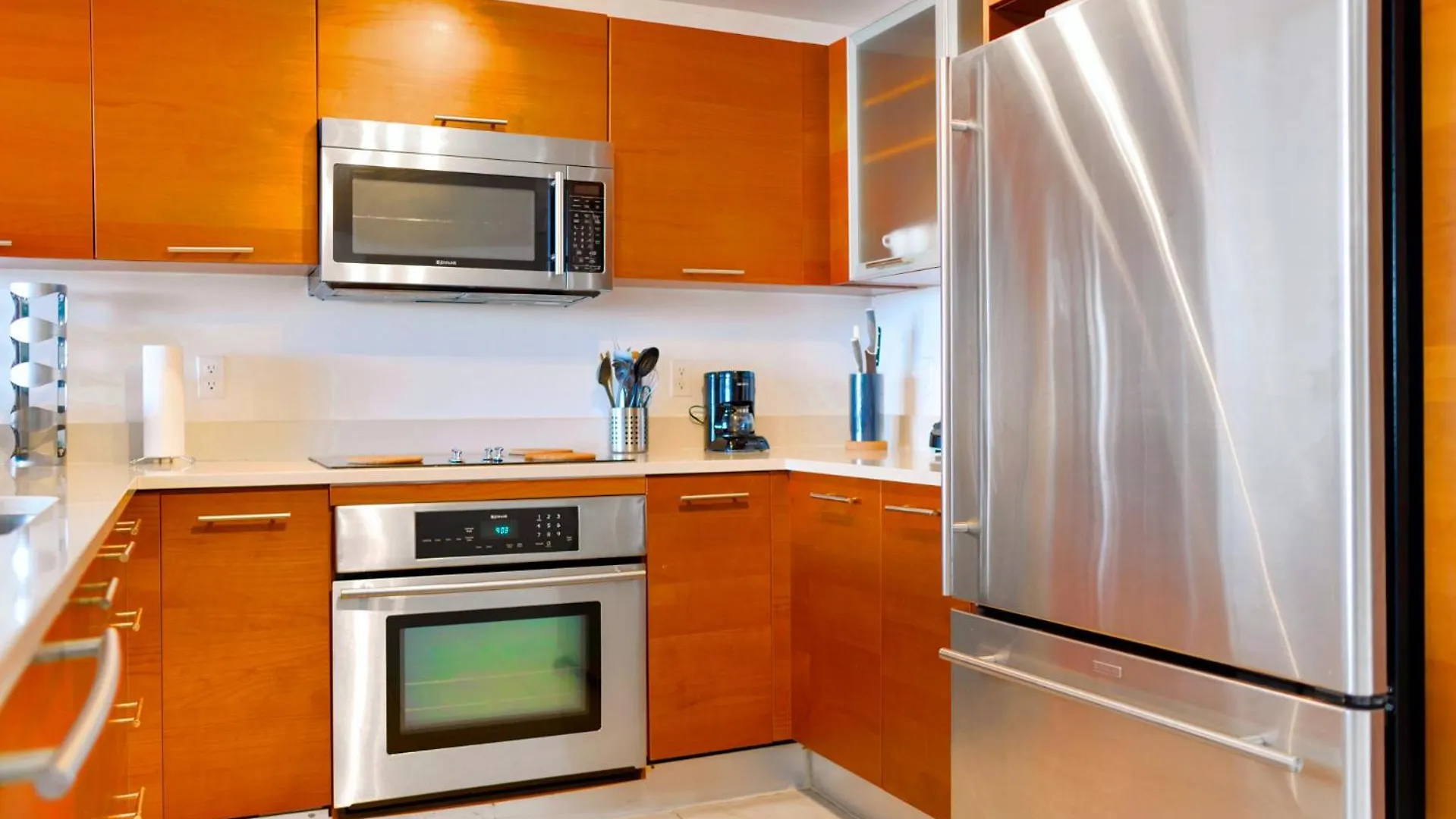 Midblock - Views, Pool & Balcony! Miami